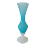 Vase en opaline bleu pied blanc