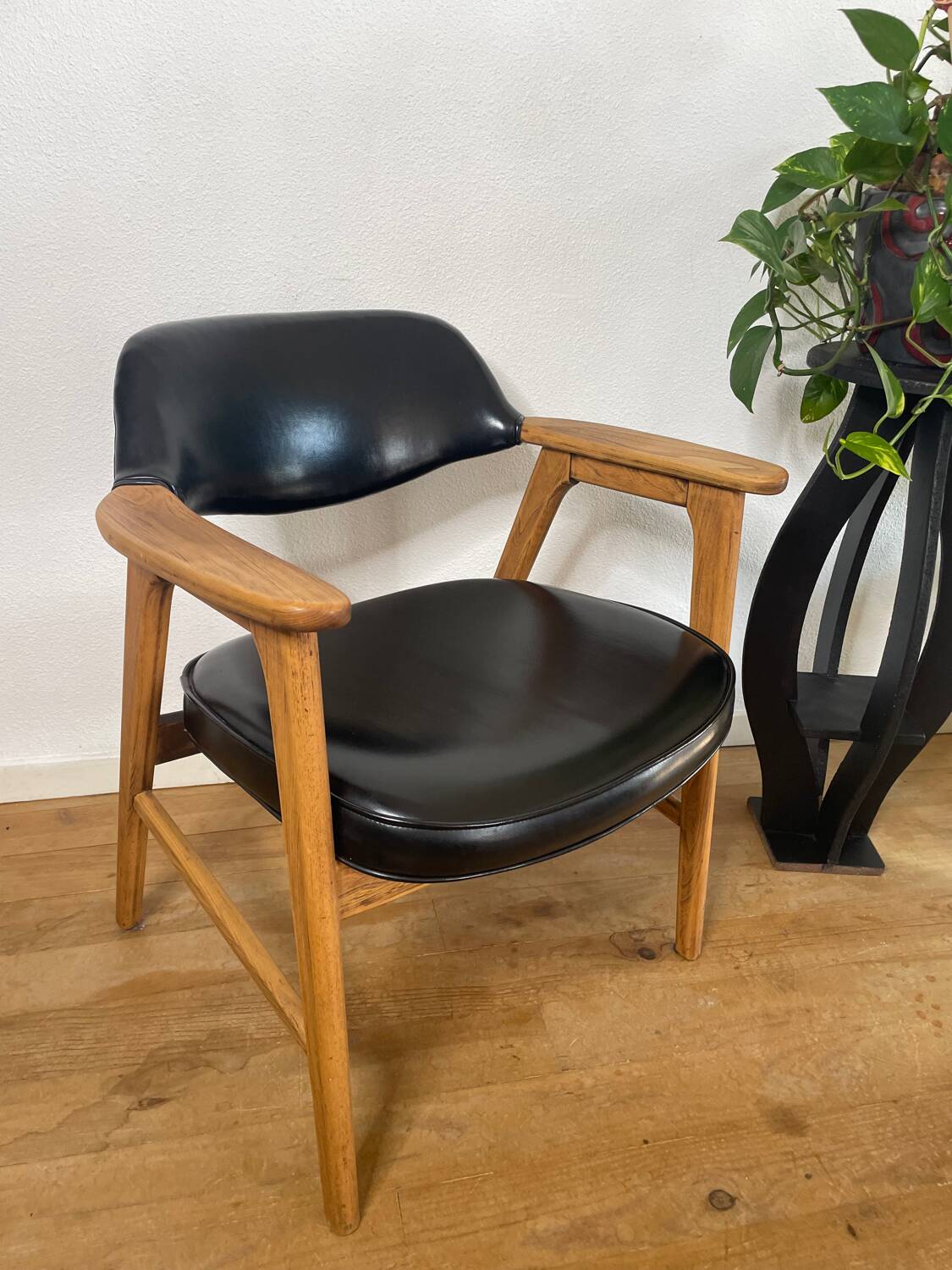 Scandinavian armchair by Erik Kirkegaard in oak and leather, 1960s