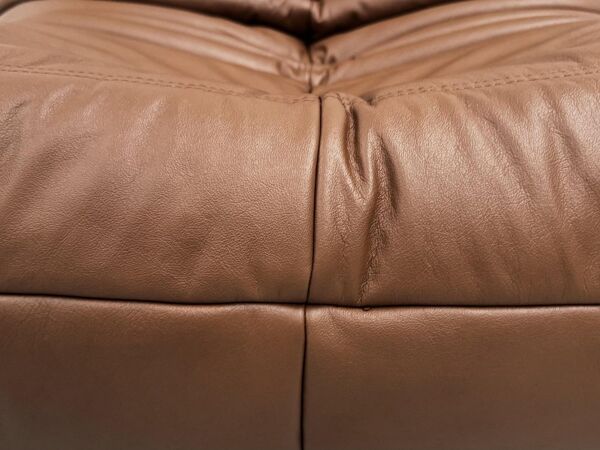 Sofa Togo en cuir marron attribué à Michel Ducaroy pour Ligne Roset.