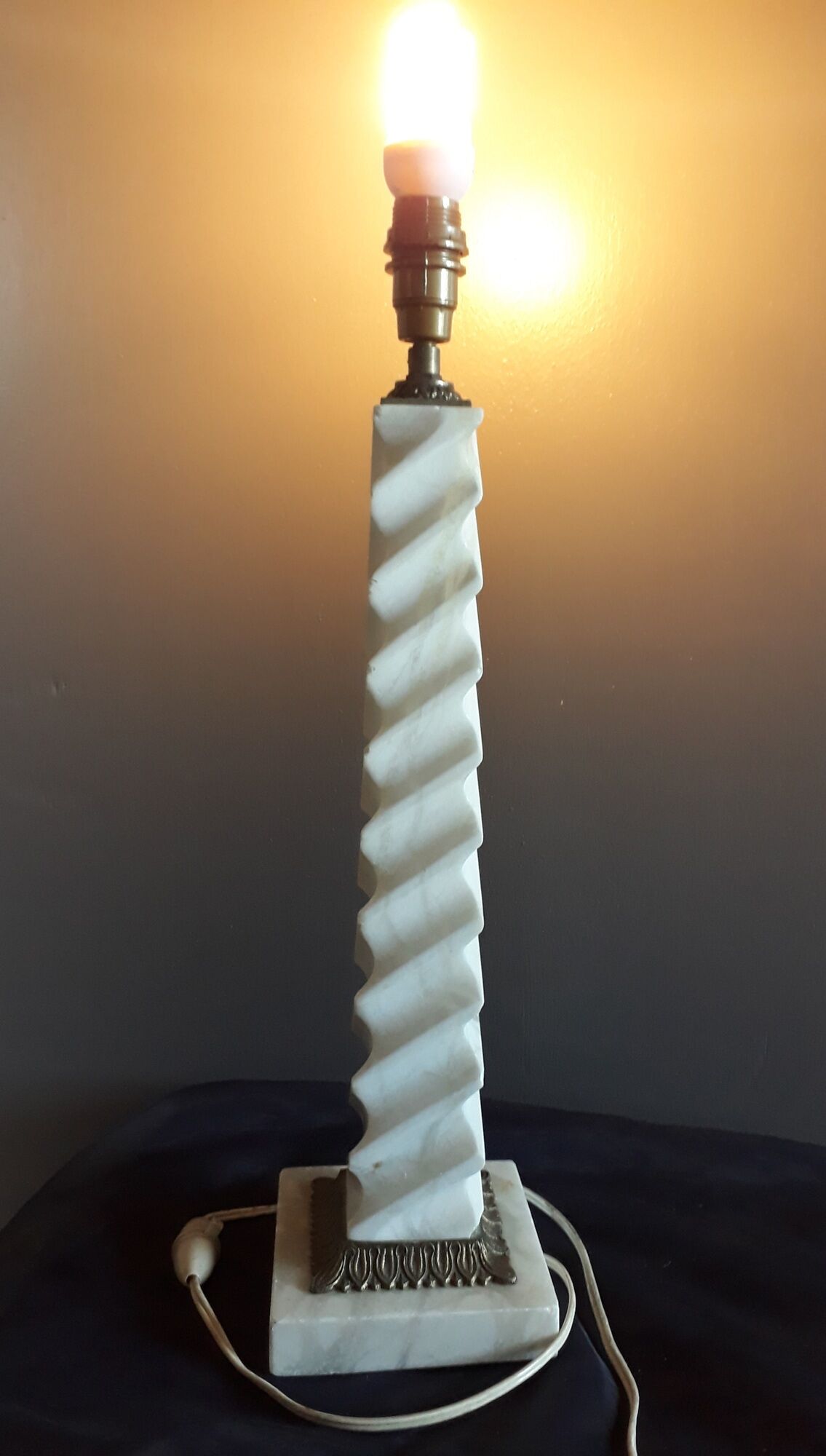 Twisted lamp foot in white marble and brass, square base - 1950's