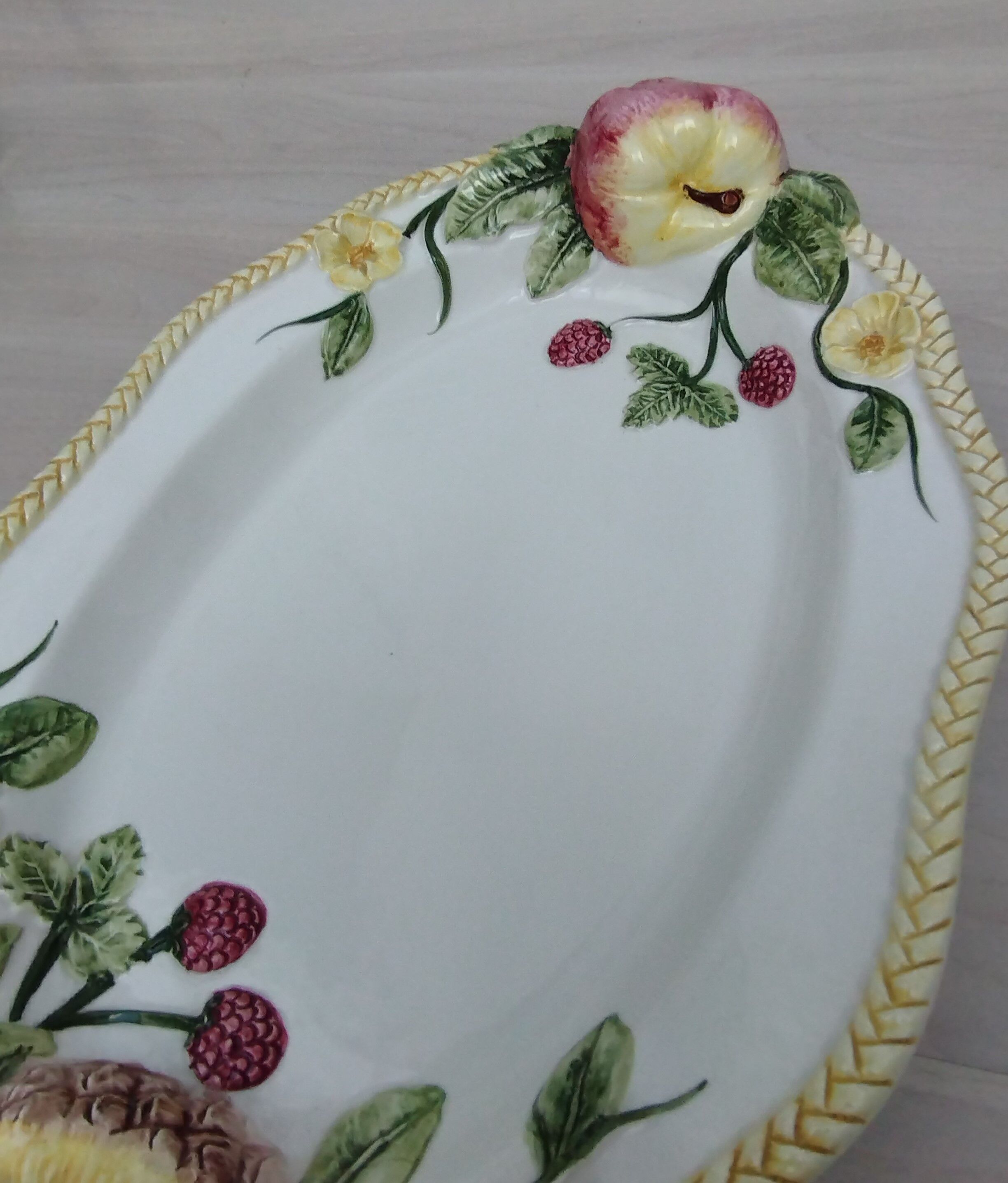 Serving dish in slip