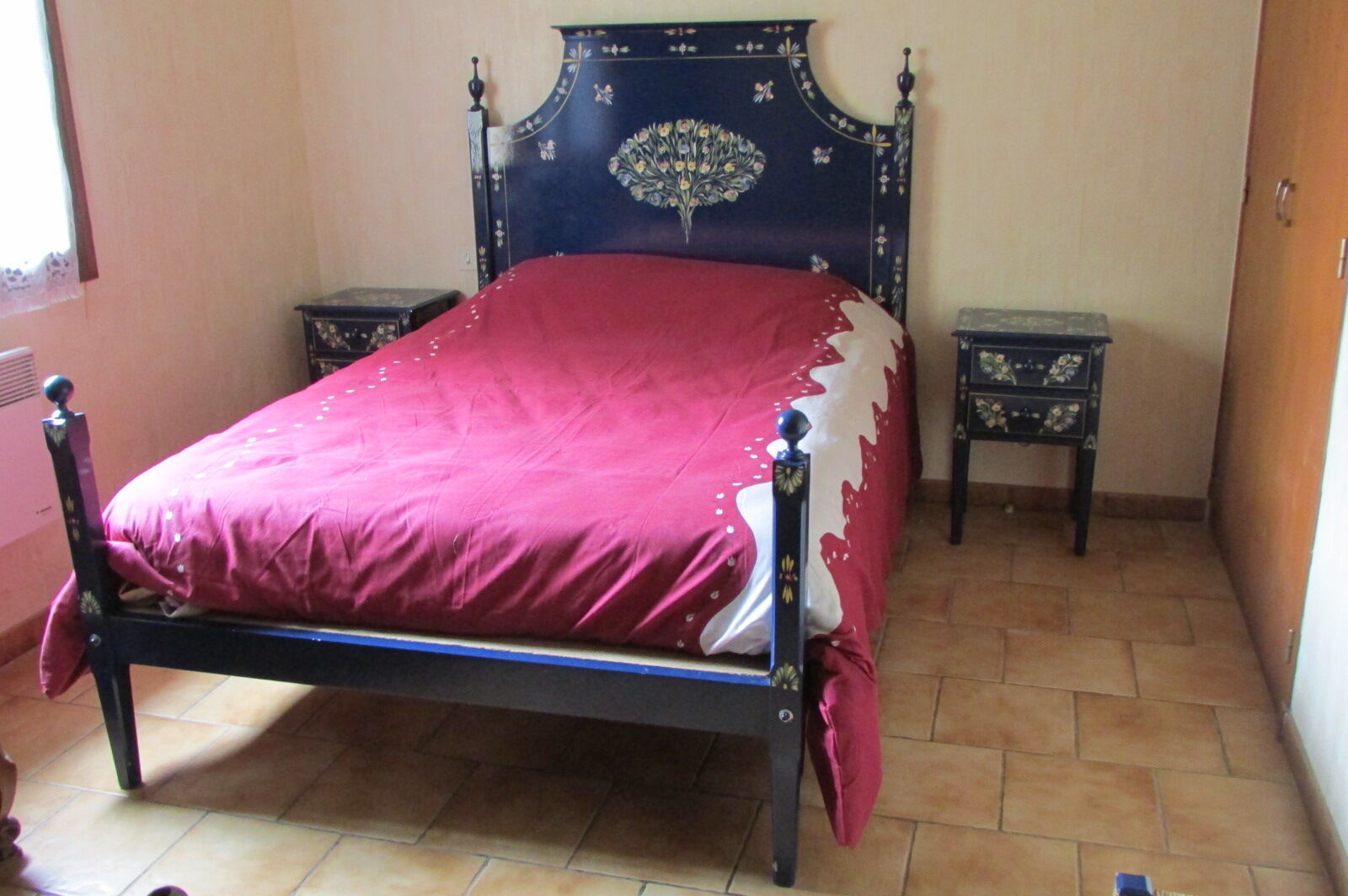 bed, flowery blue lacquer