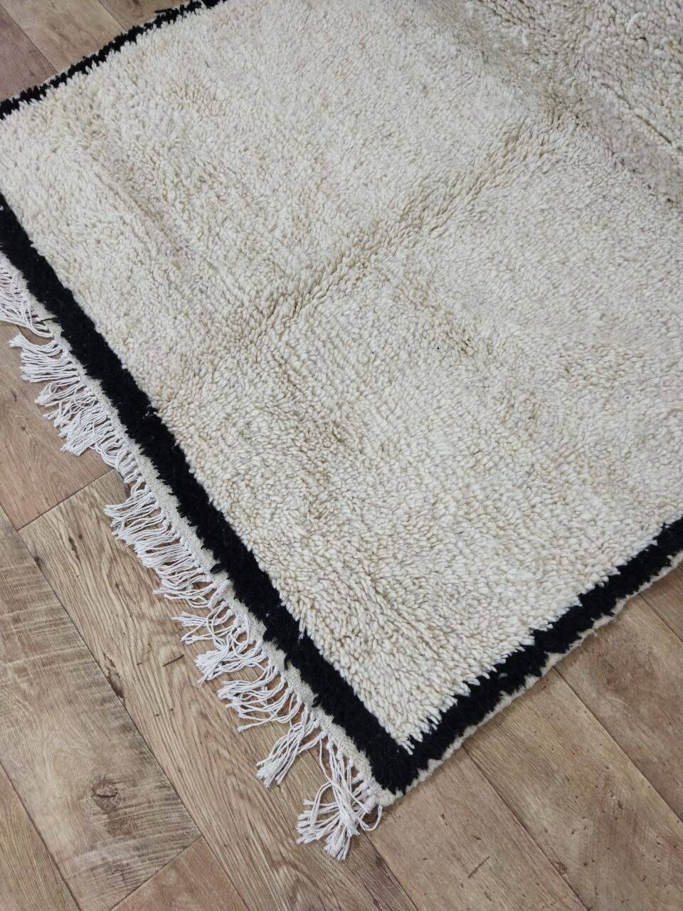 Handcrafted Moroccan Berber Rug 195 X 138 CM