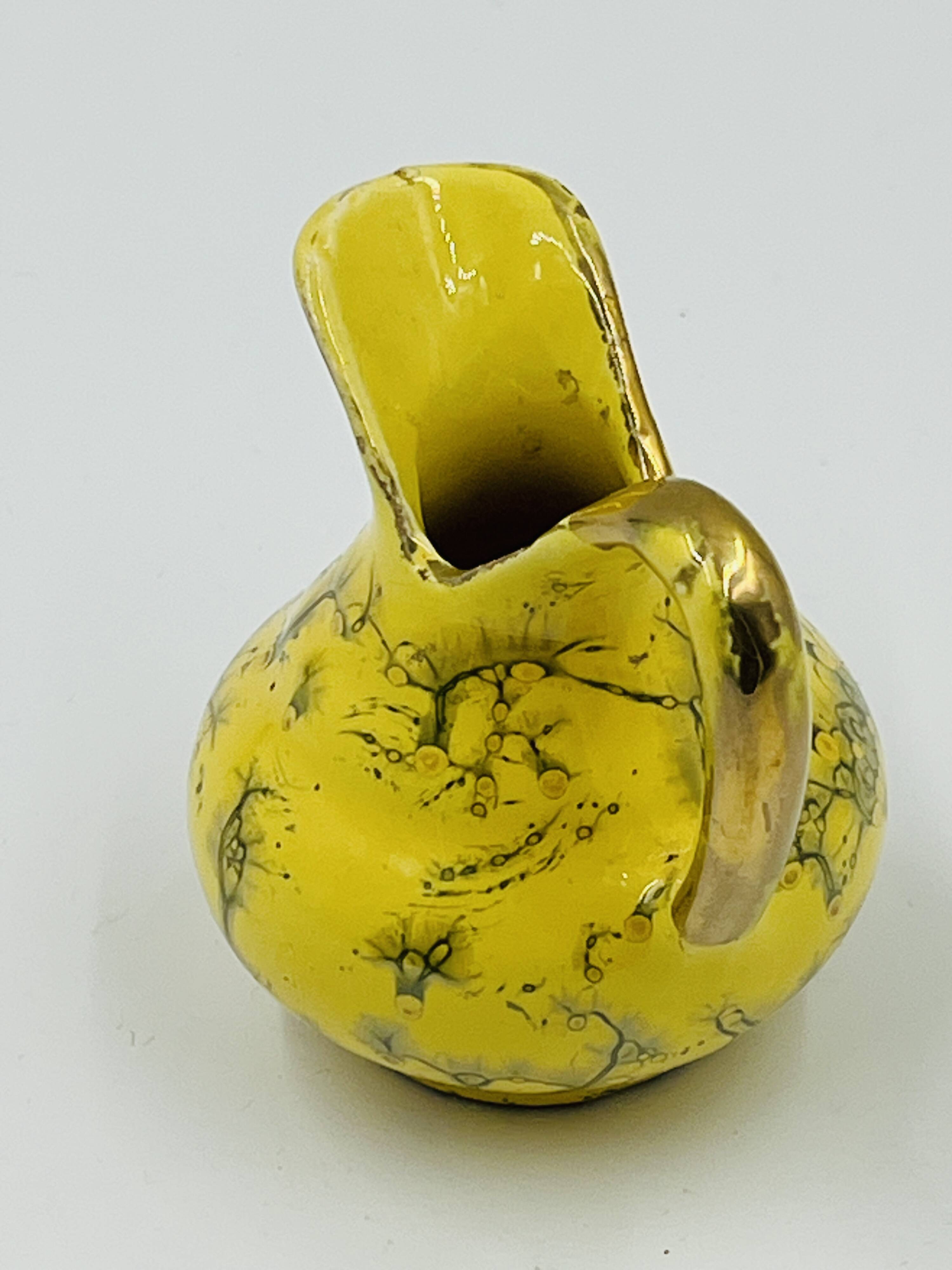Pichet miniature de collection jaune et or fin