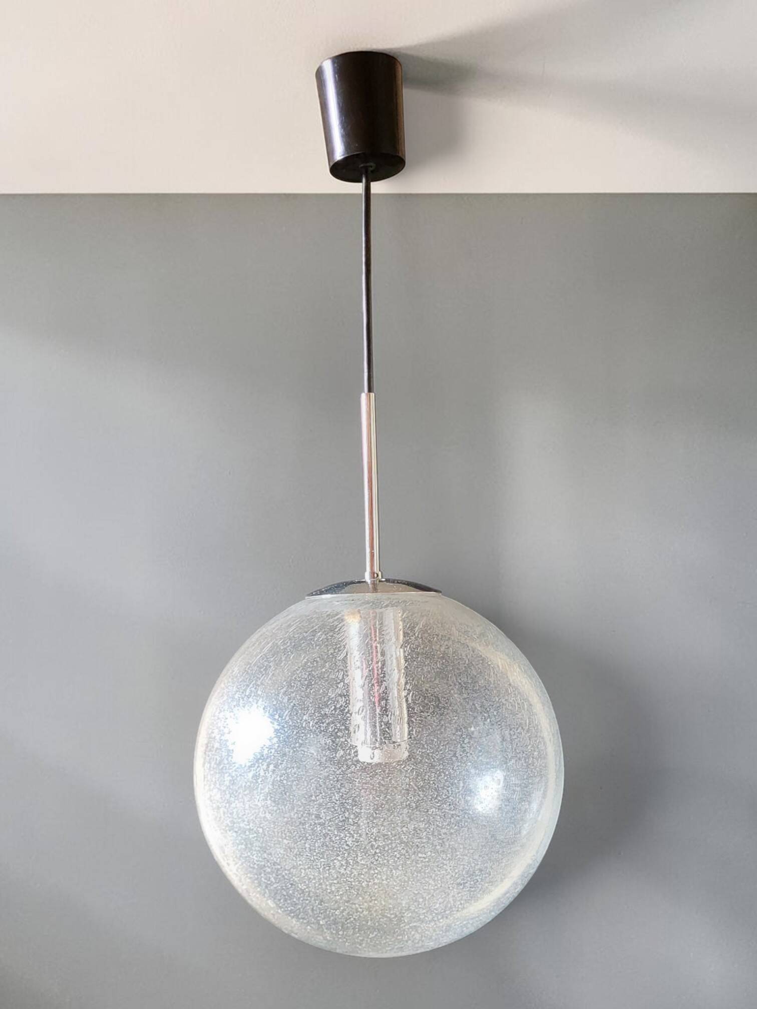 Suspension globe en verre soufflé bullé, monture chromée