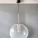 Suspension globe en verre soufflé bullé, monture chromée