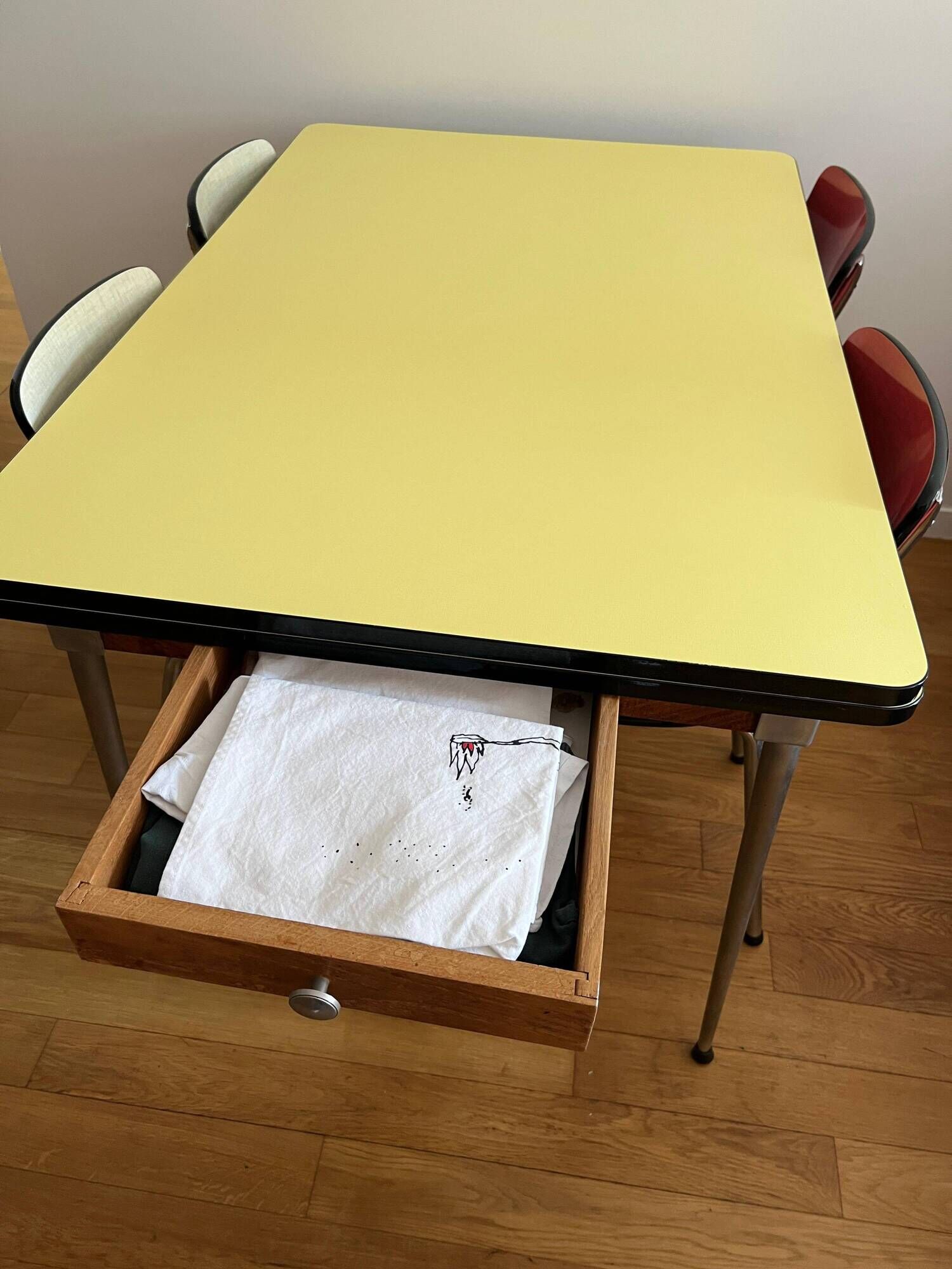 Table en Formica avec 4 chaises