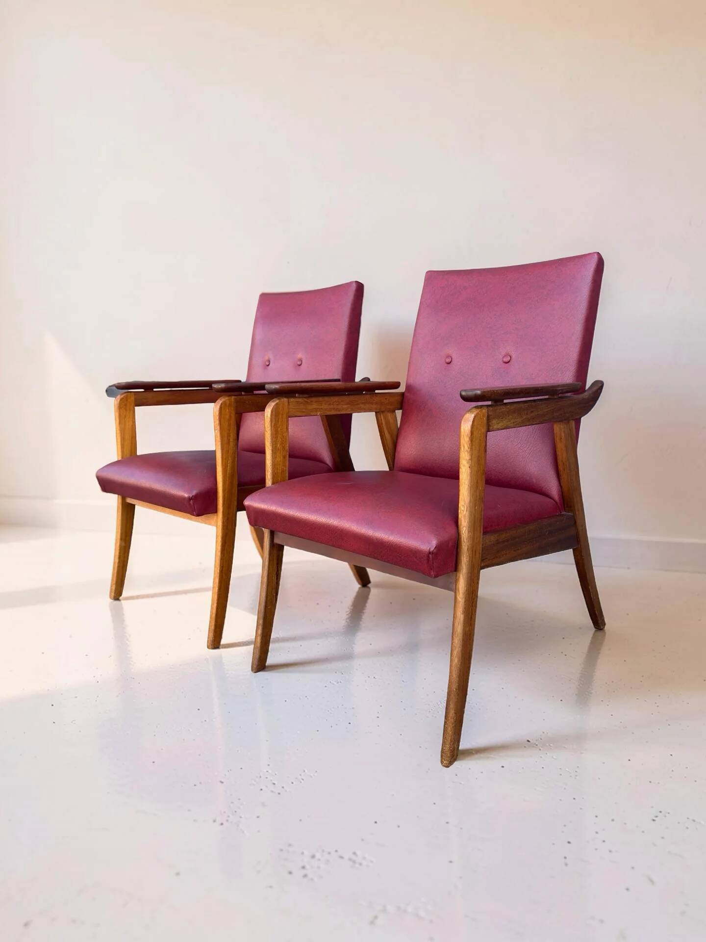 Vintage design armchair set – red skai and teak (1960s)