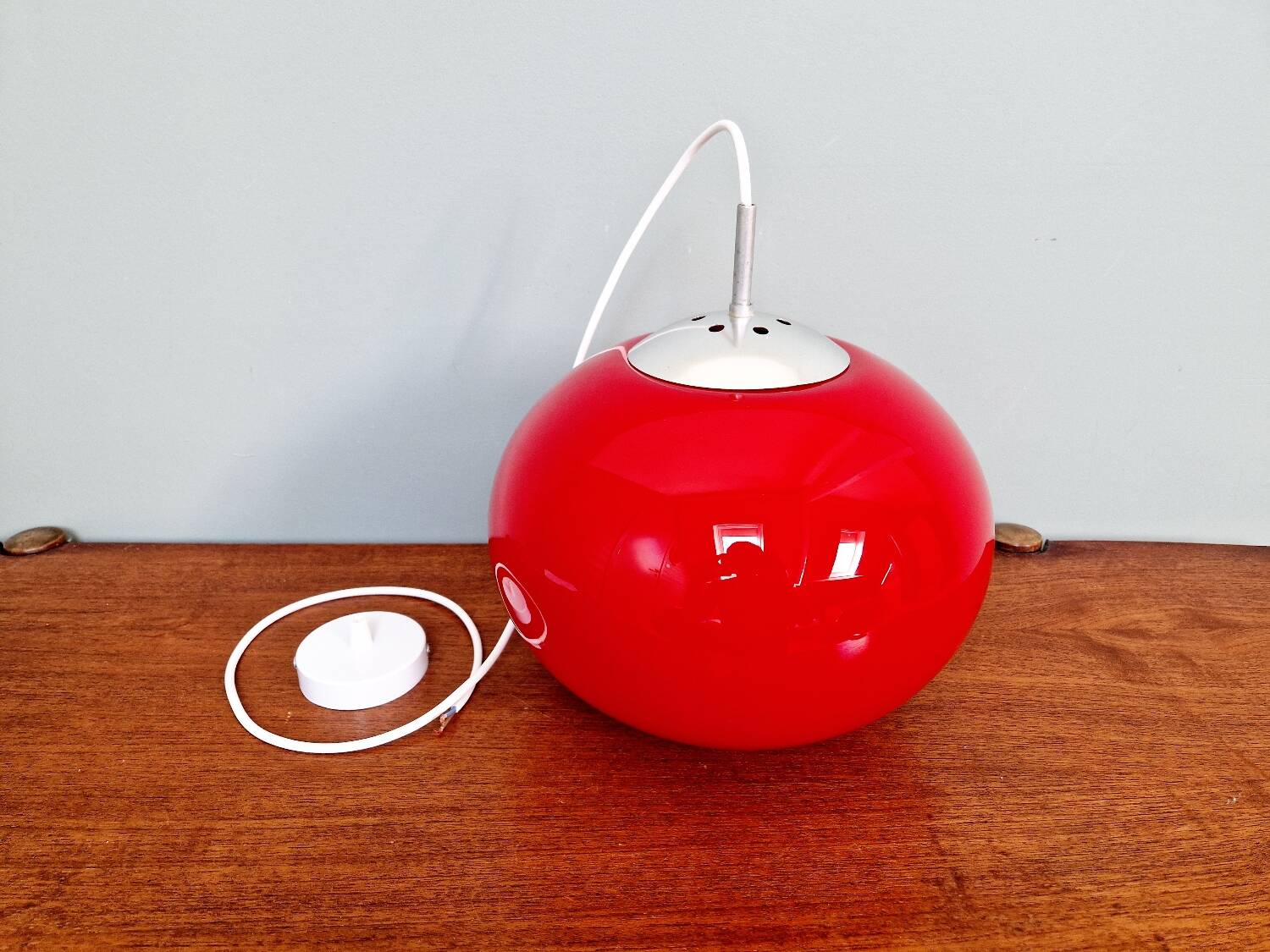 Grande suspension Space Age en opaline rouge, années 1960-70