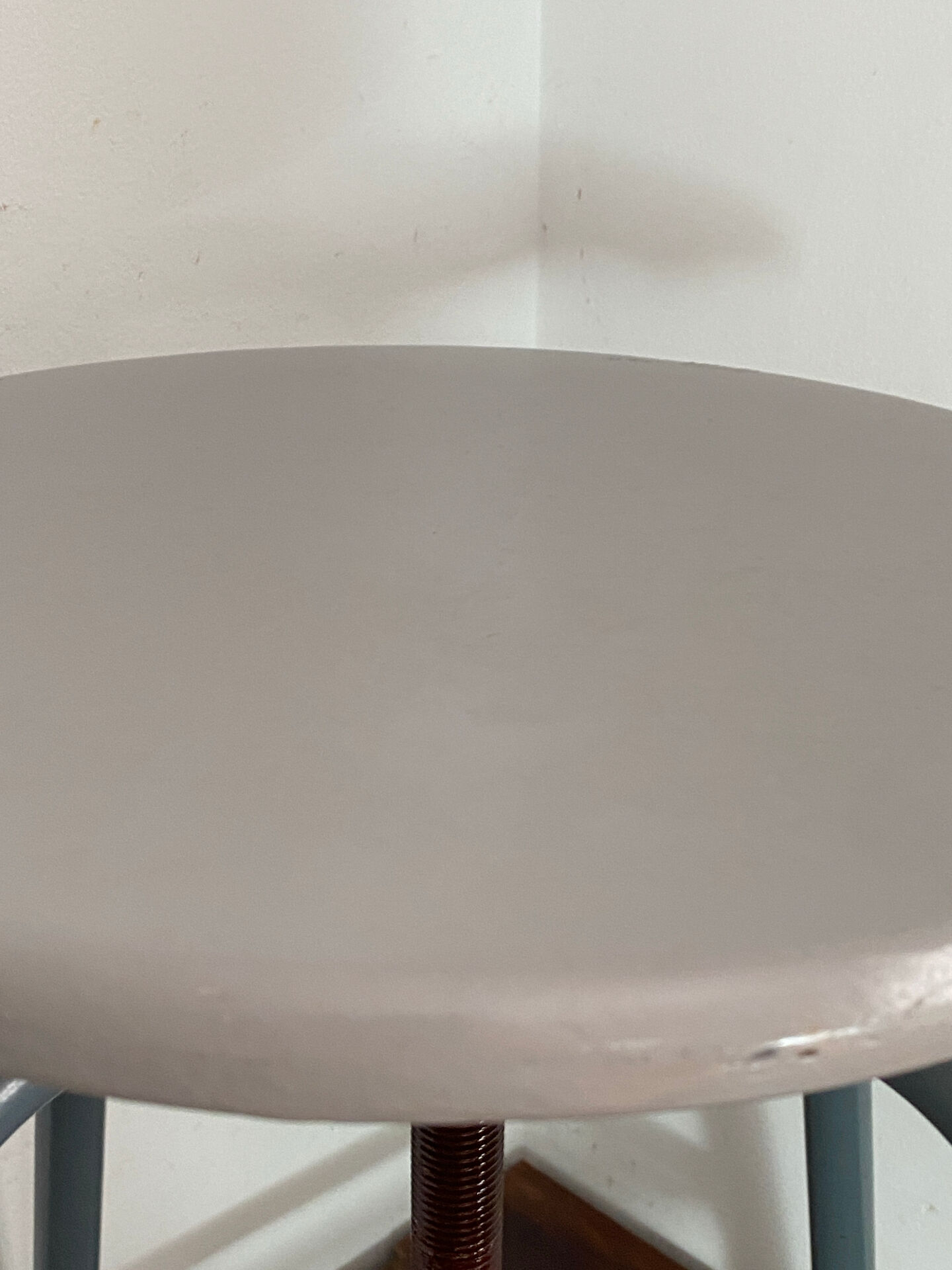 Tabouret d'atelier en métal et bois réglable en hauteur
