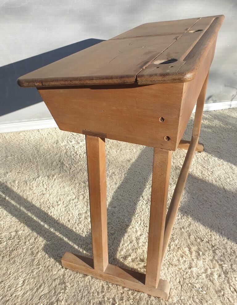 Bureau d'écolier pupitre double et son banc graffitis