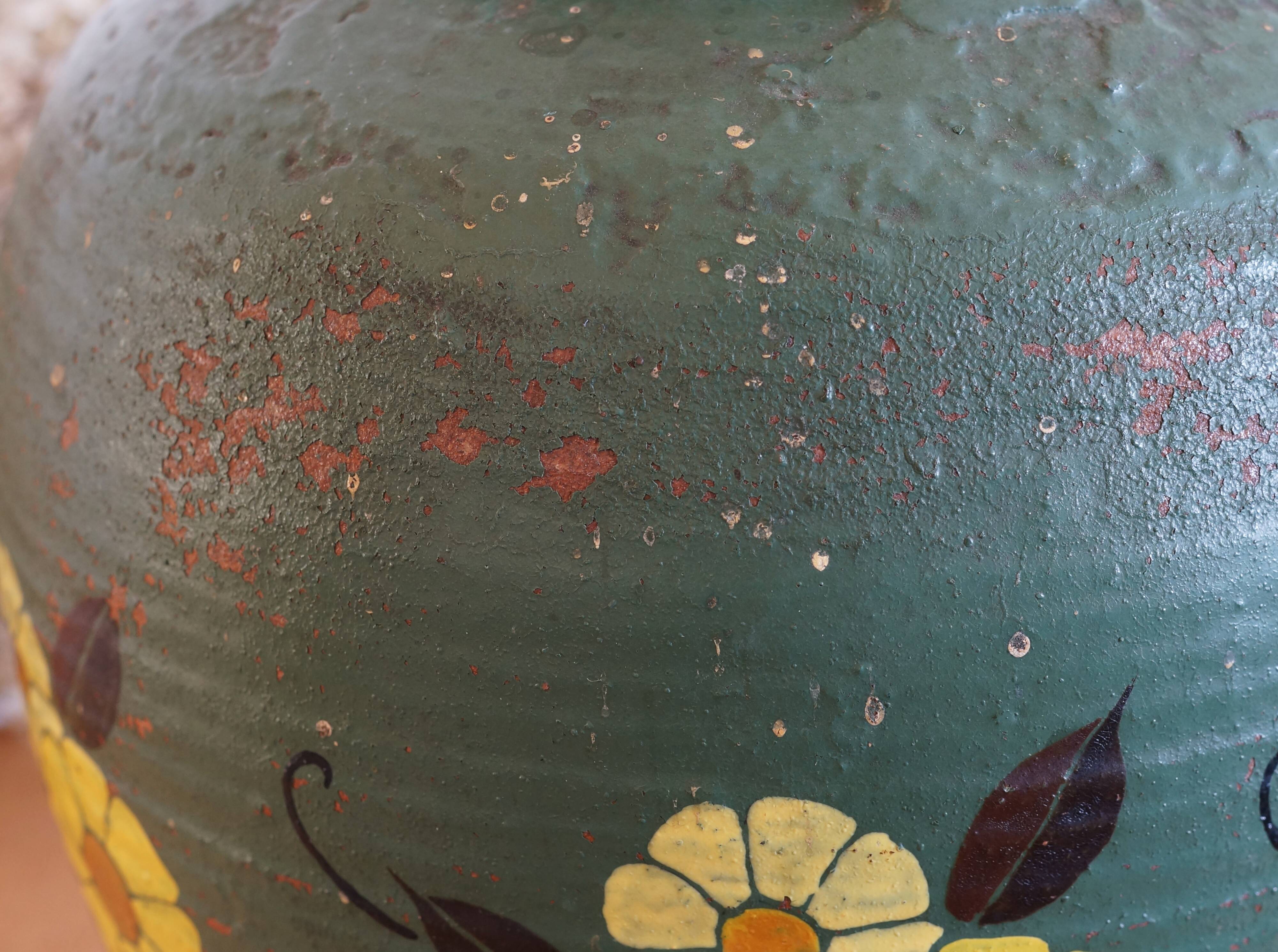 Cruche ancienne en terre cuite peinte en vert