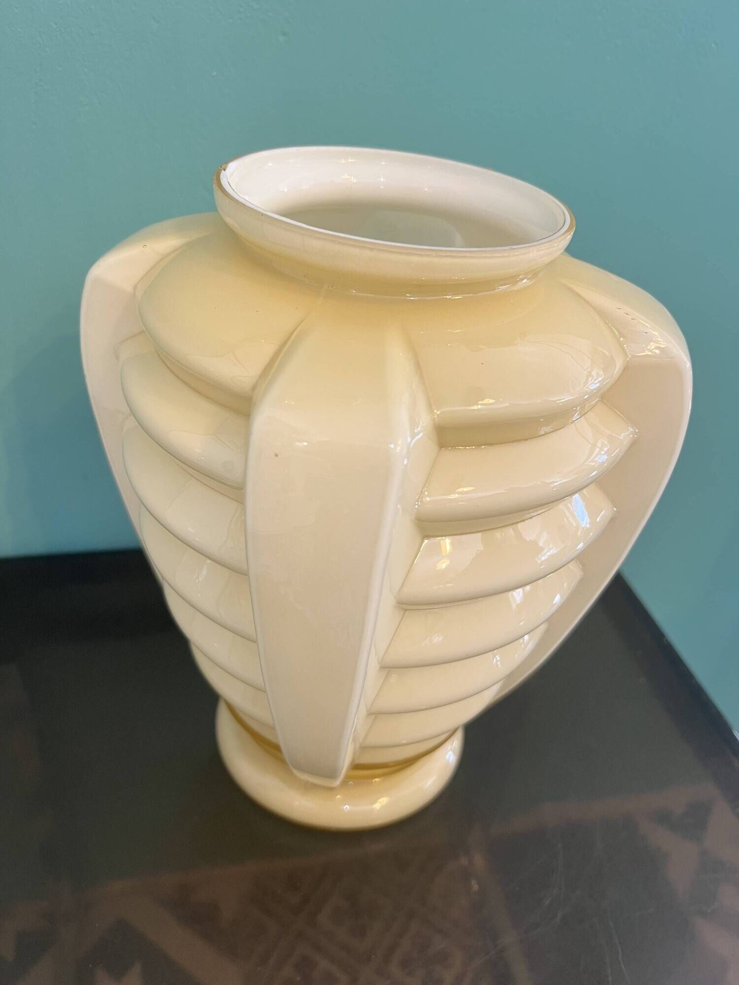 Vase "Skyscraper" Art Deco in cream / beige opaline