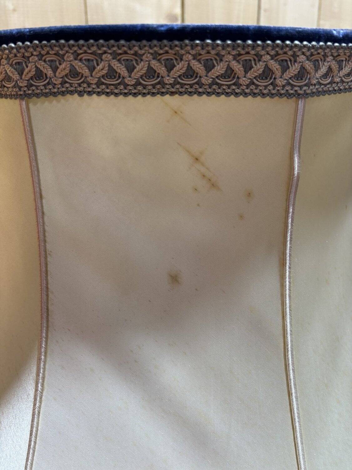 Enamelled porcelain lamp