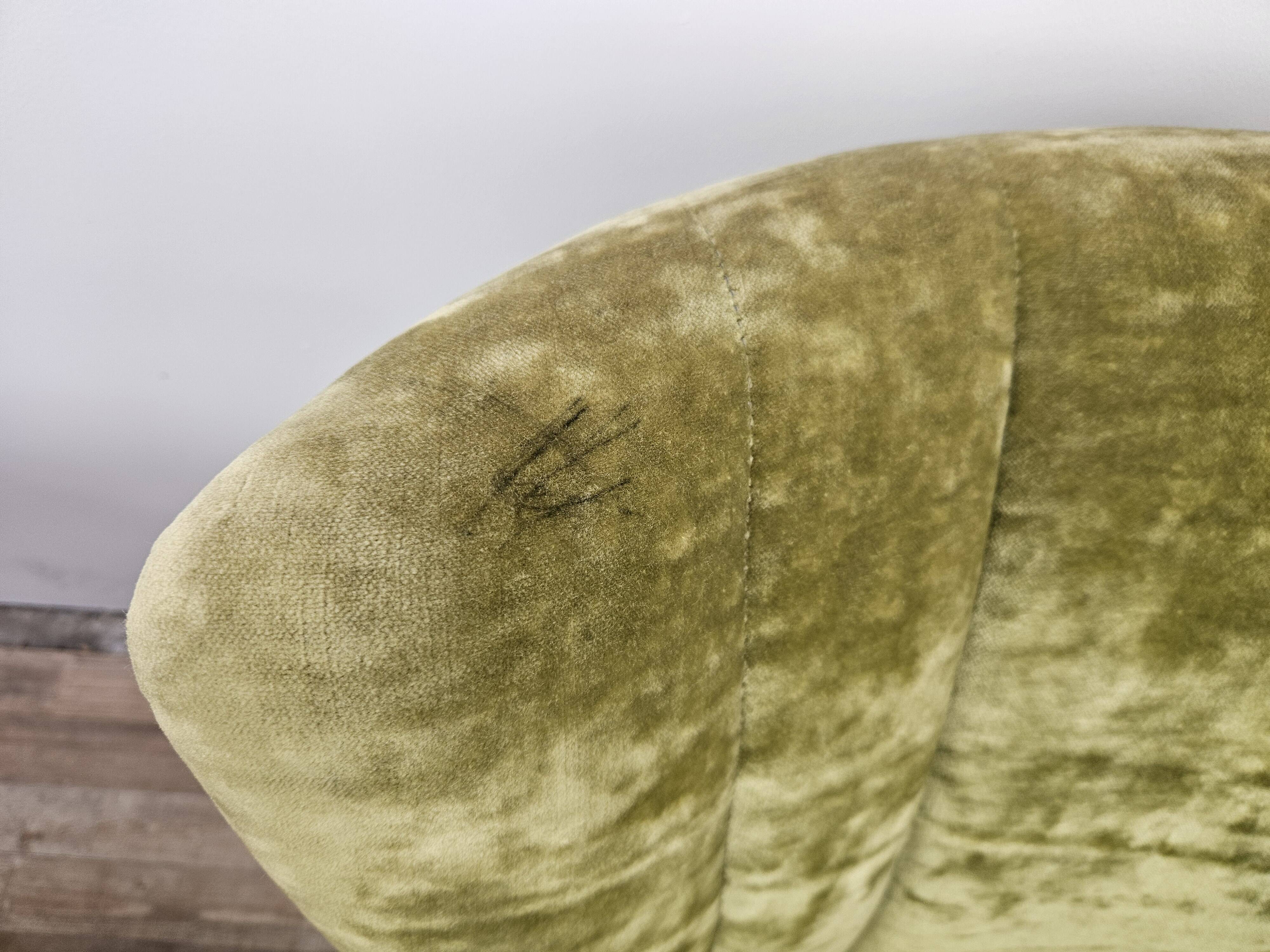 Deux fauteuils cocktail en tissu vert des années 1950 à roulettes
