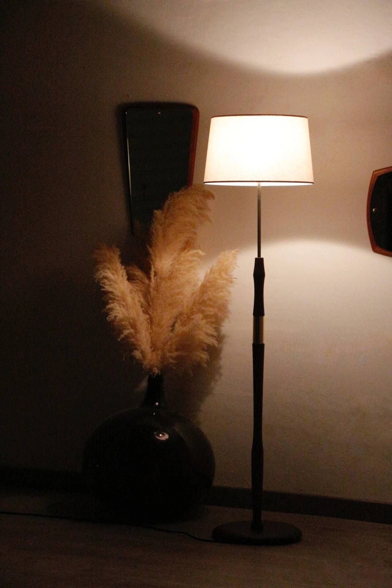 Vintage Scandinavian floor lamp in wood and gold brass — Beige lampshade