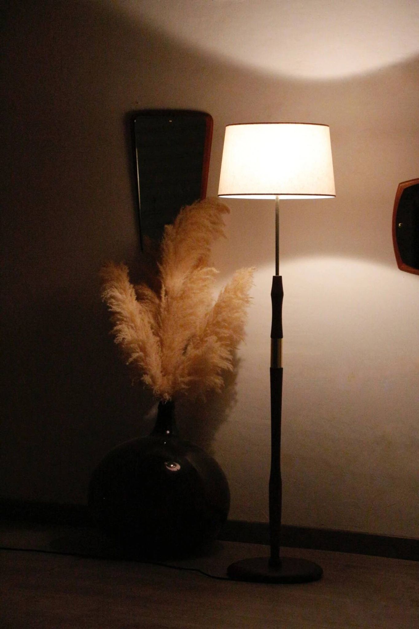 Vintage Scandinavian floor lamp in wood and gold brass — Beige lampshade