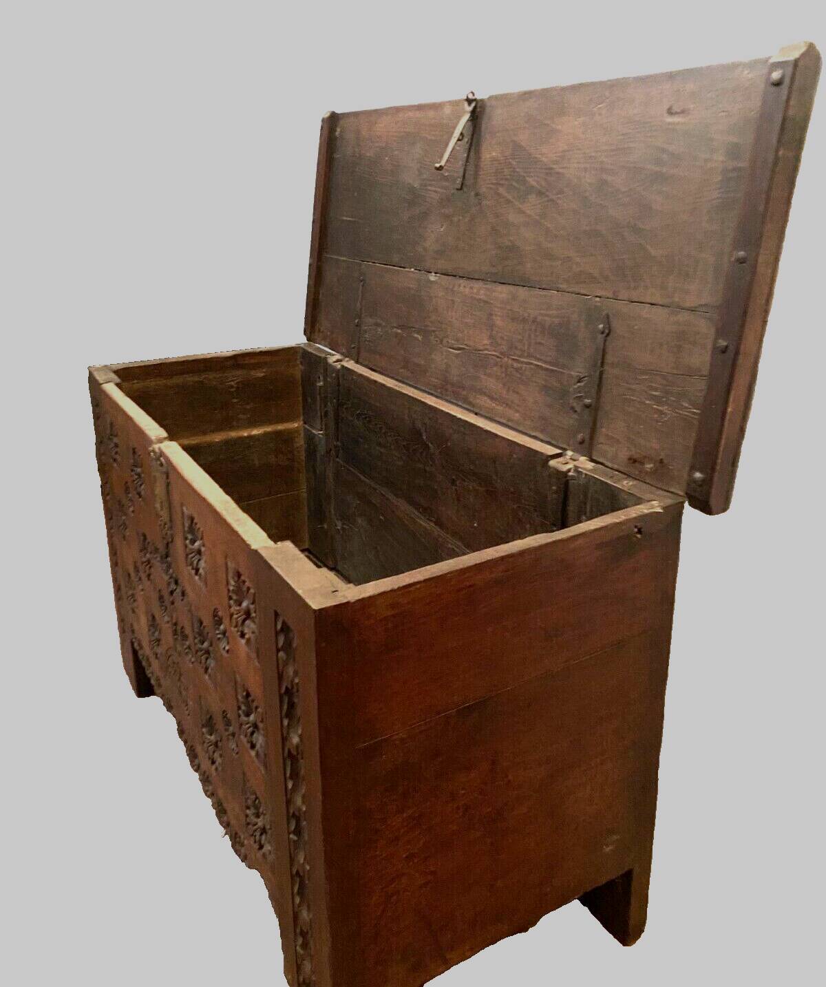 Antique Renaissance style chest in carved oak, 18th century