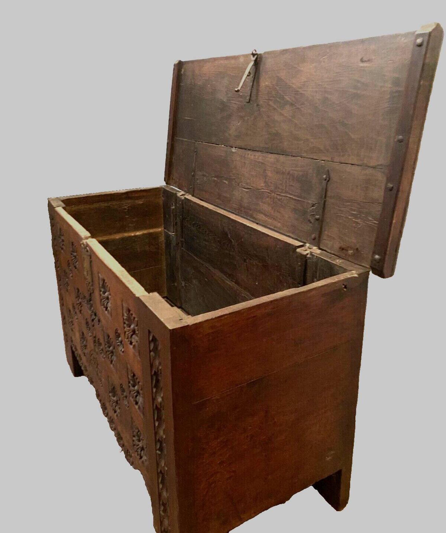 Antique Renaissance style chest in carved oak, 18th century