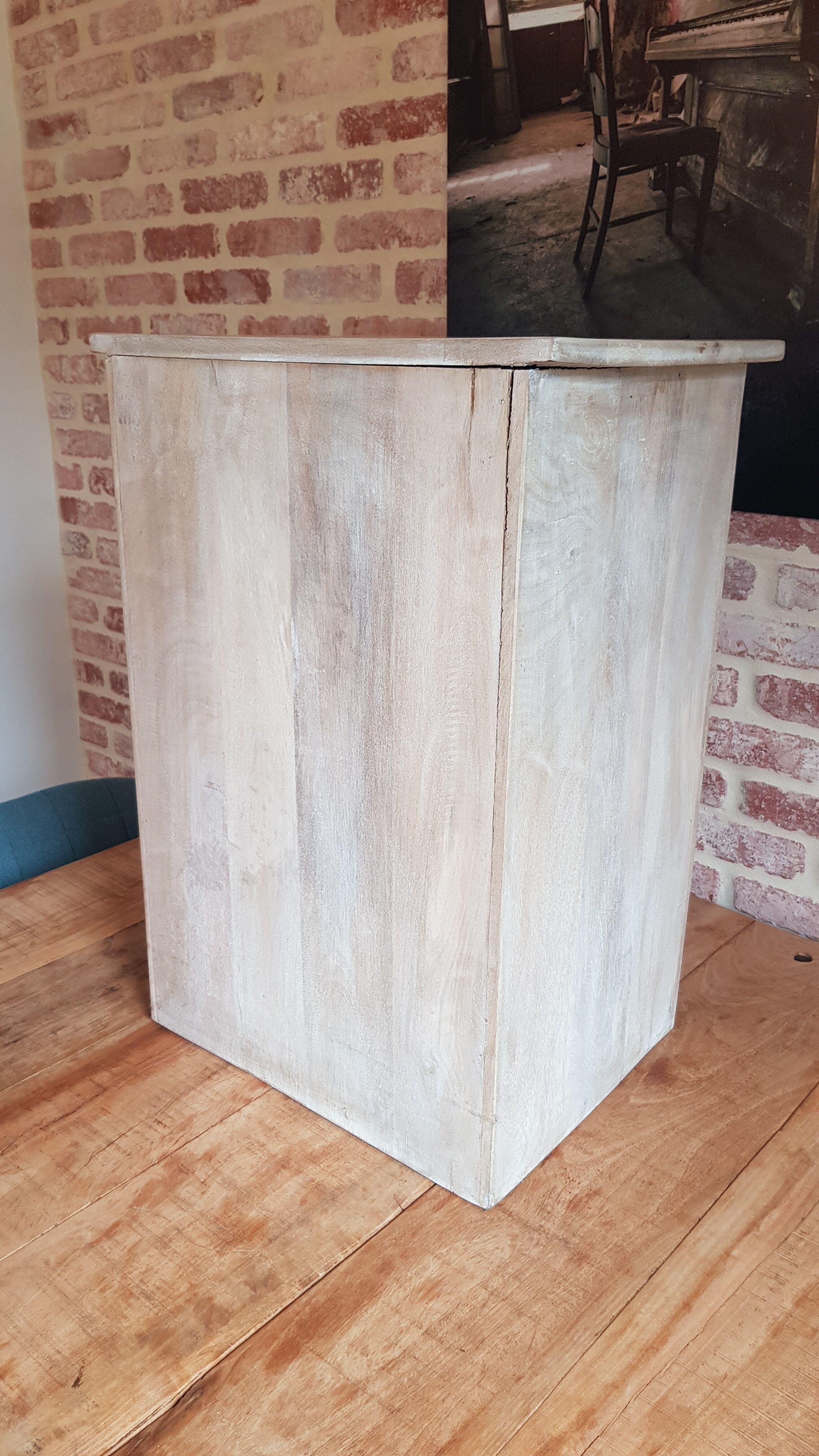 Chiseled mango tree bedside