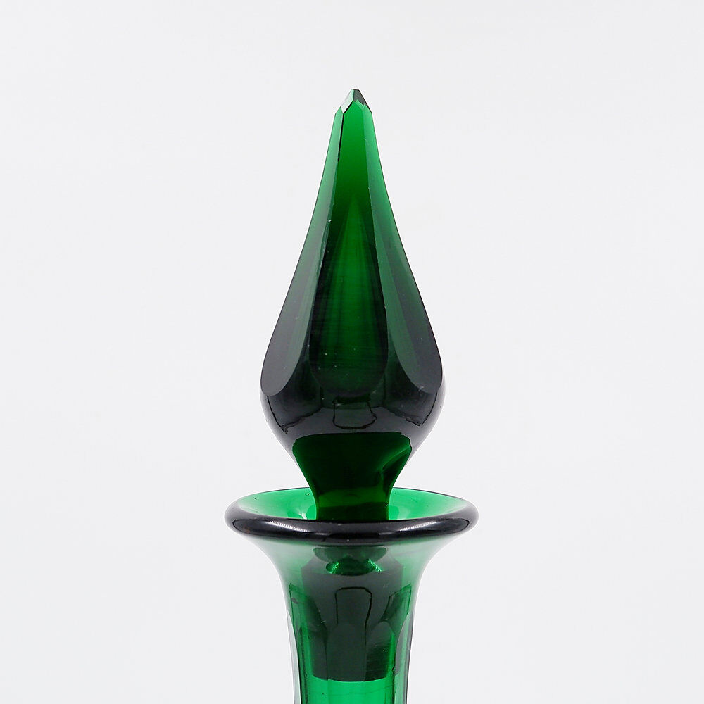 Green glass carafe from the 19th century - England, circa 1870.