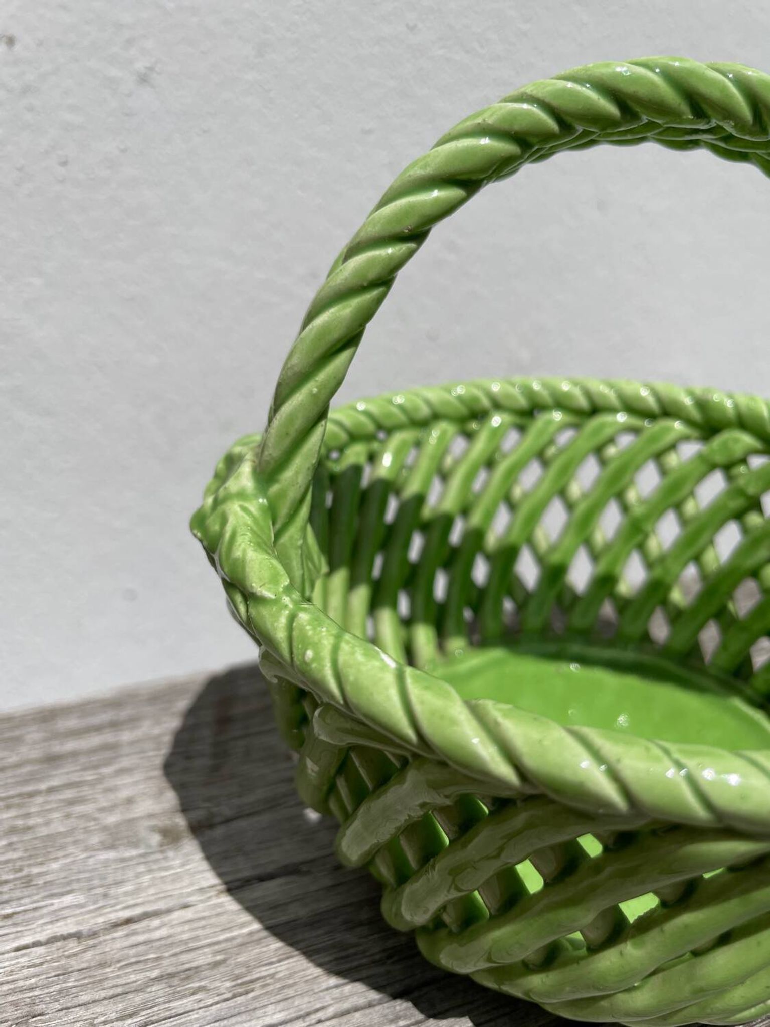 Plat panier en faïence tressée vert / céramique ancienne