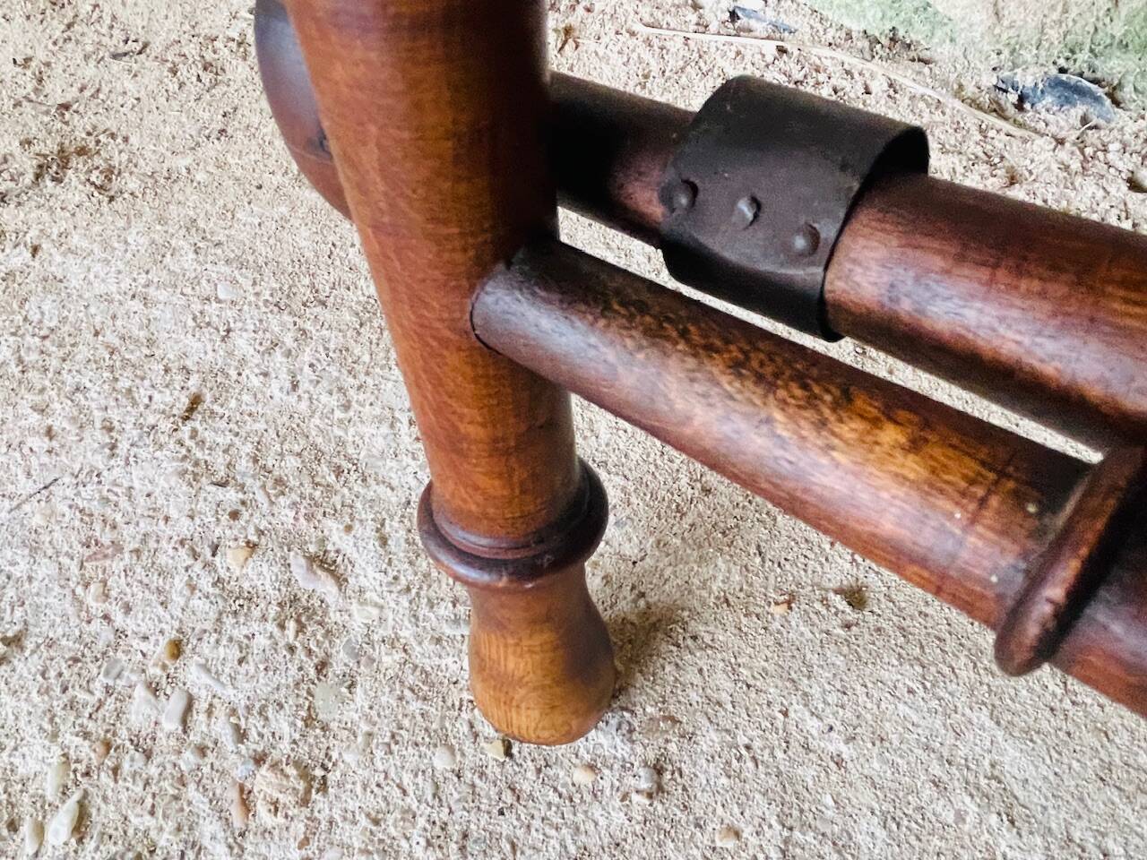 Folding side table in turned wood and marquetry circa 30's/40's