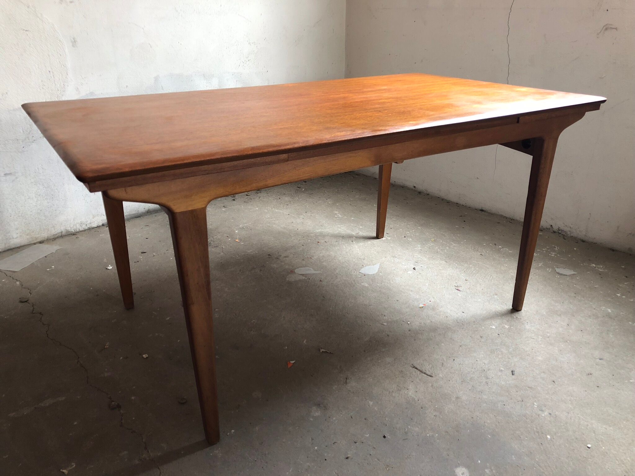 Extending scandinavian teak table