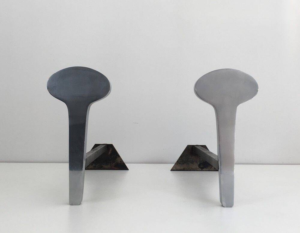 Paire de chenets modernistes en acier chromé et fer forgé