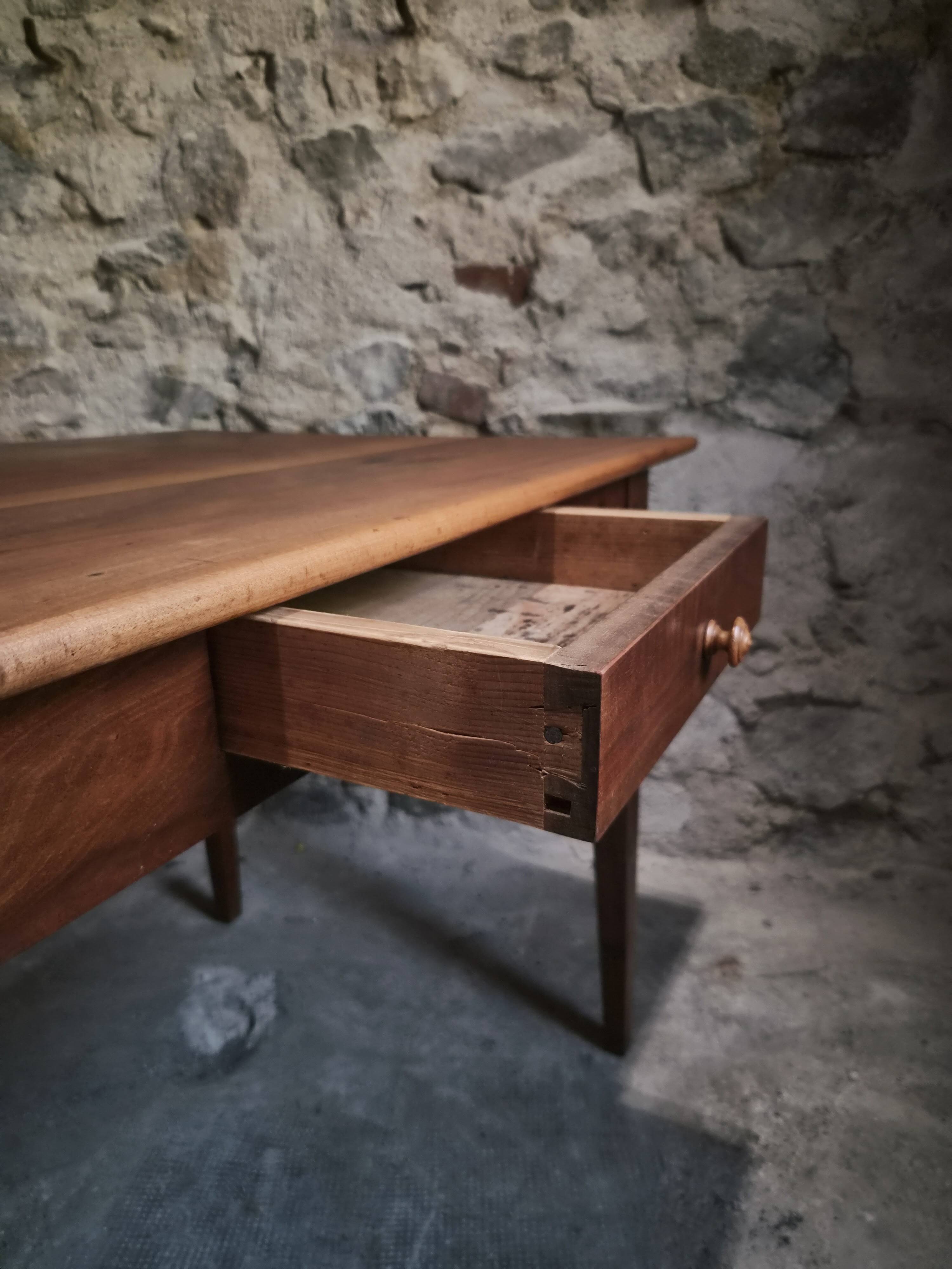 Table française ancienne en noyer avec tiroir, vers 1900–1920