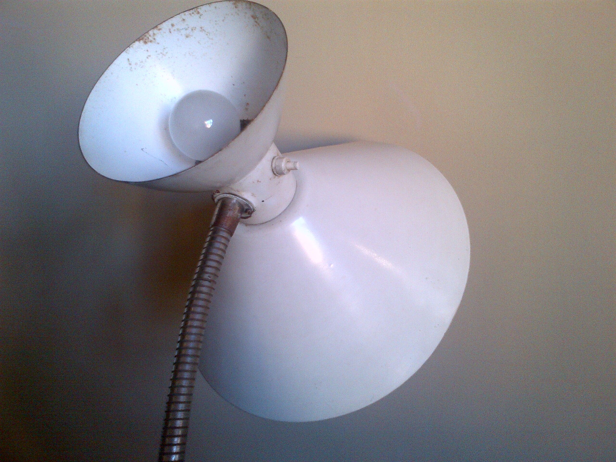 Lamppost casserole has double chalk white lacquered metal fire