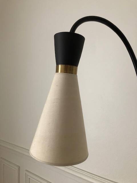 Tablet floor lamp and magazine holder with diabolo