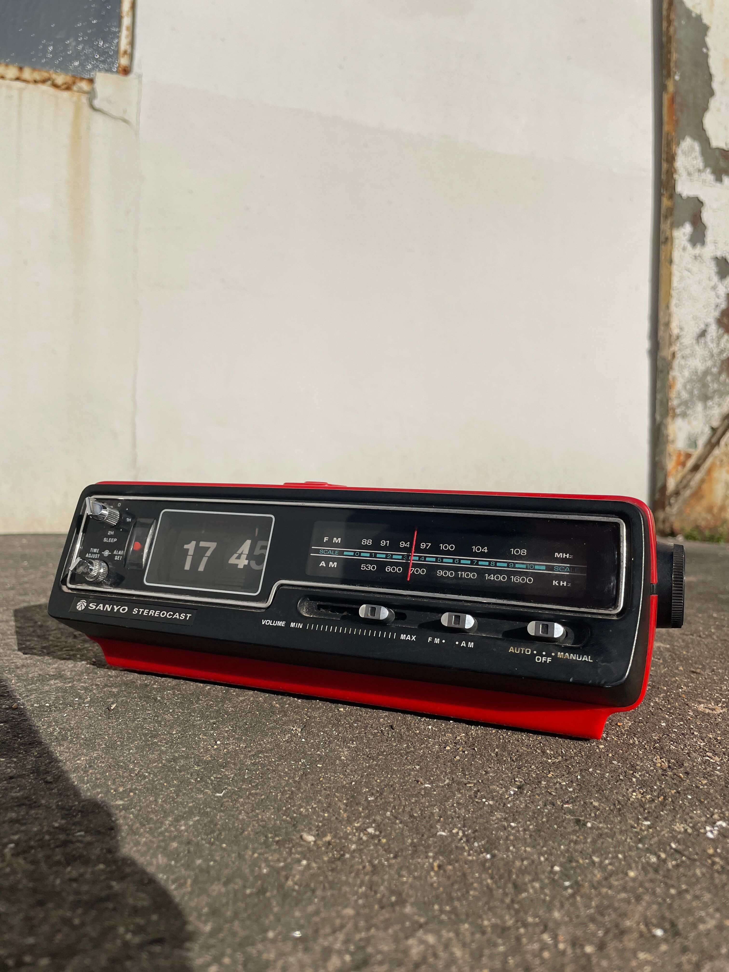 Japanese alarm clock Sanyo Stereocast Flip 70s