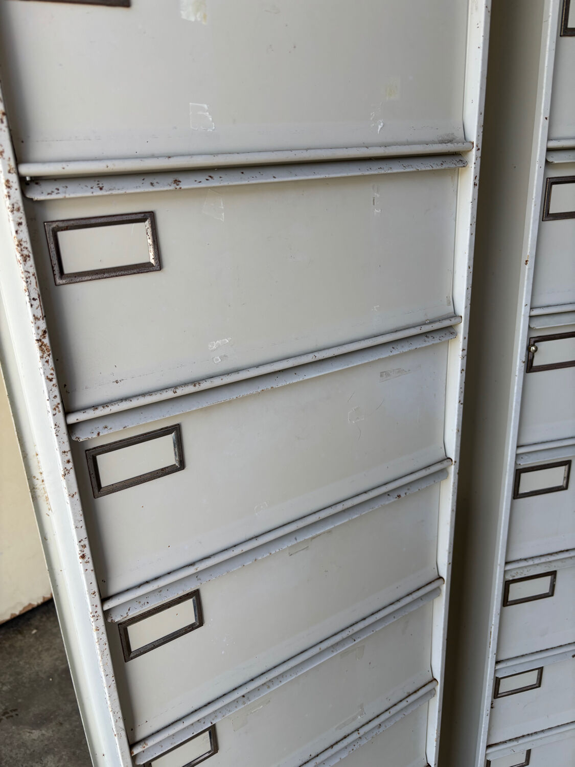 Casiers métalliques à clapets