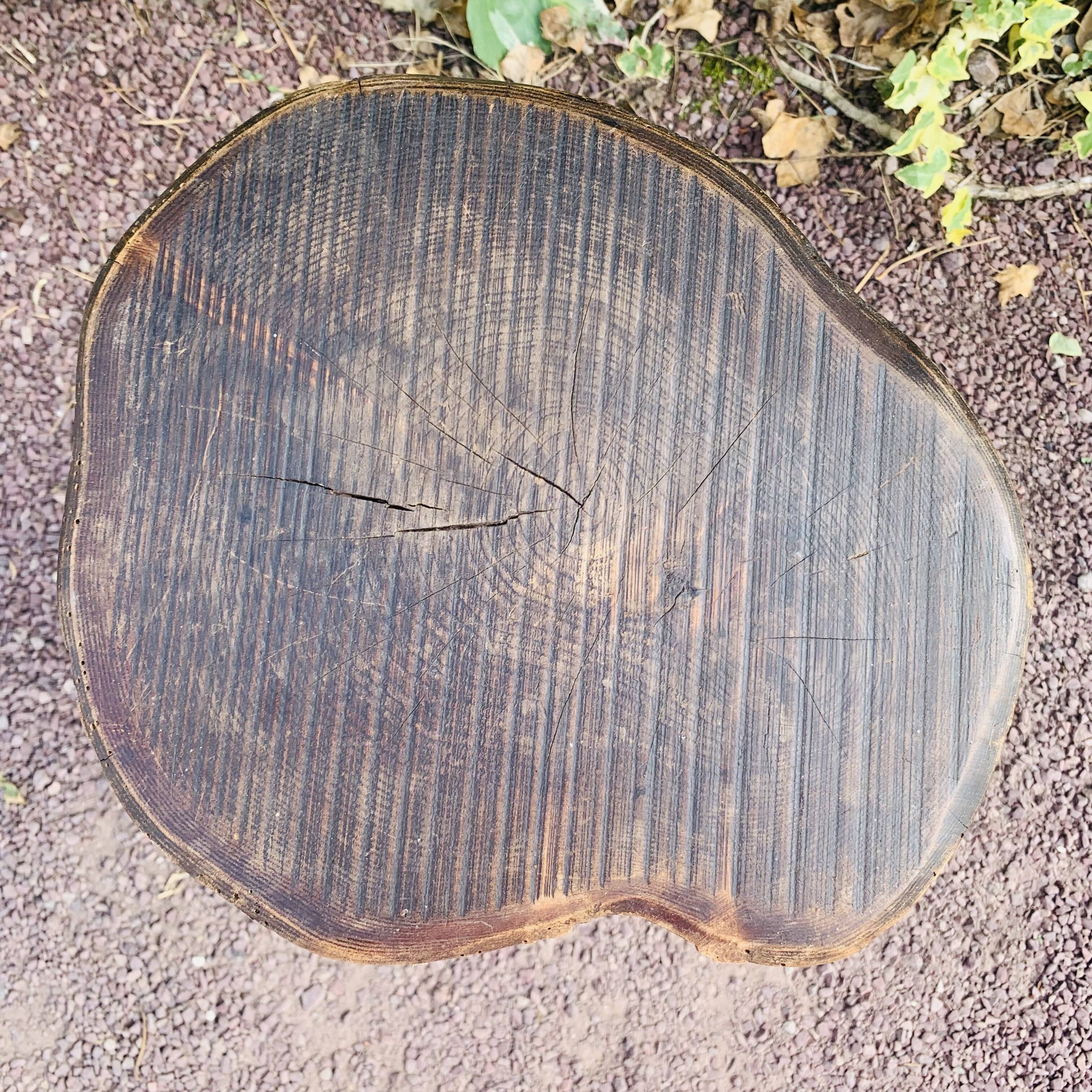 Tabouret tripode en bois massif