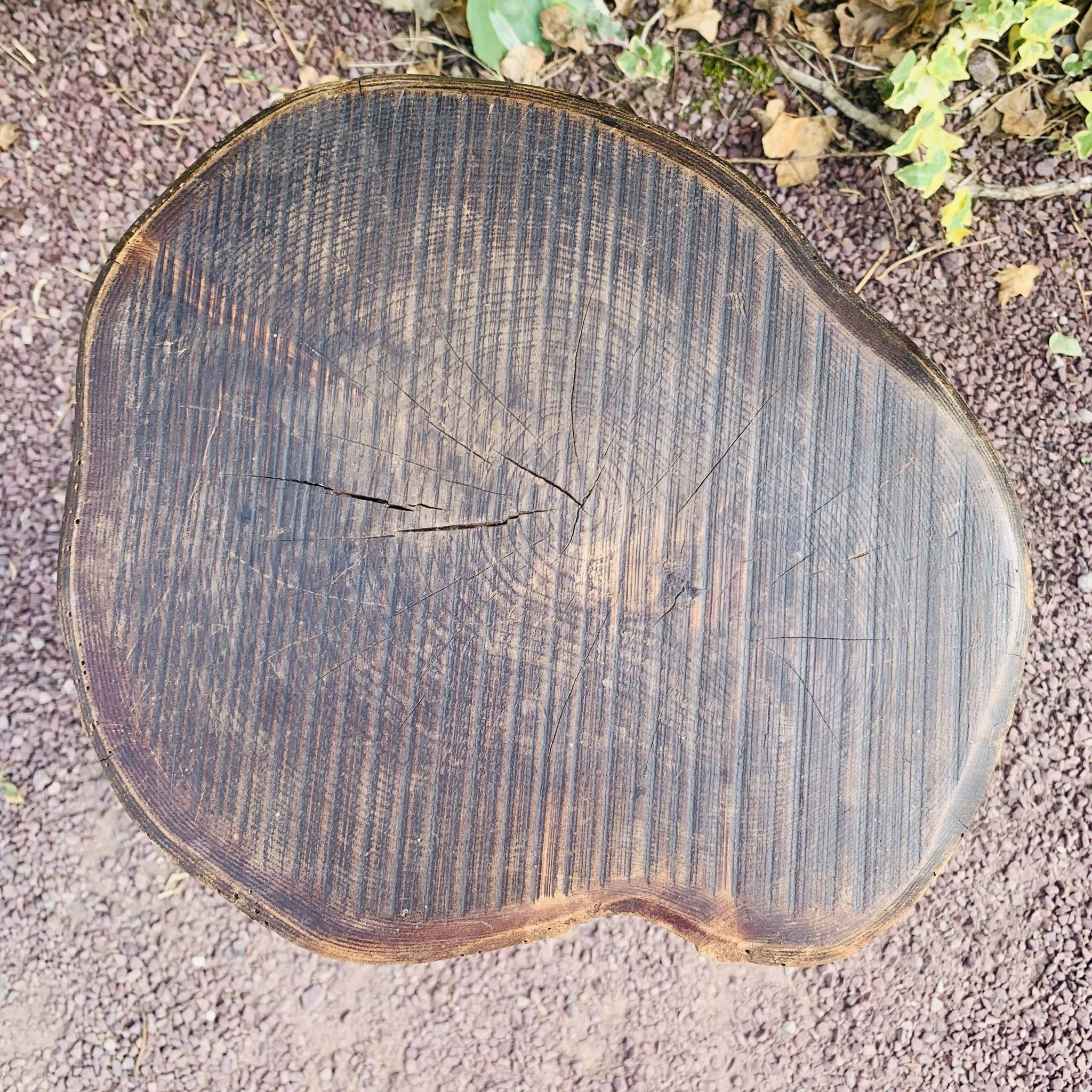 Tabouret tripode en bois massif
