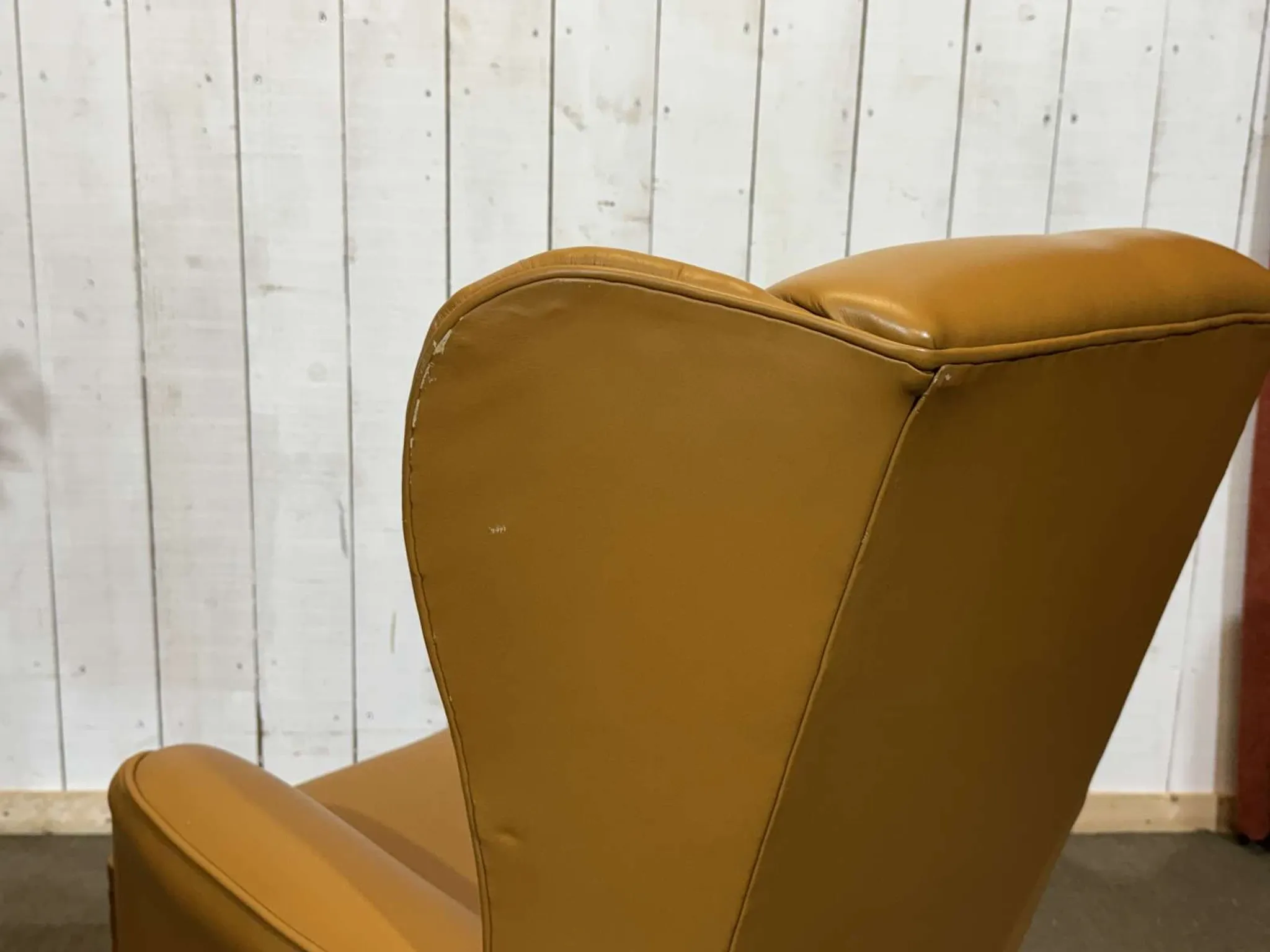 Pair of 1980s English wingback armchairs in leather.