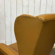 Pair of 1980s English wingback armchairs in leather.