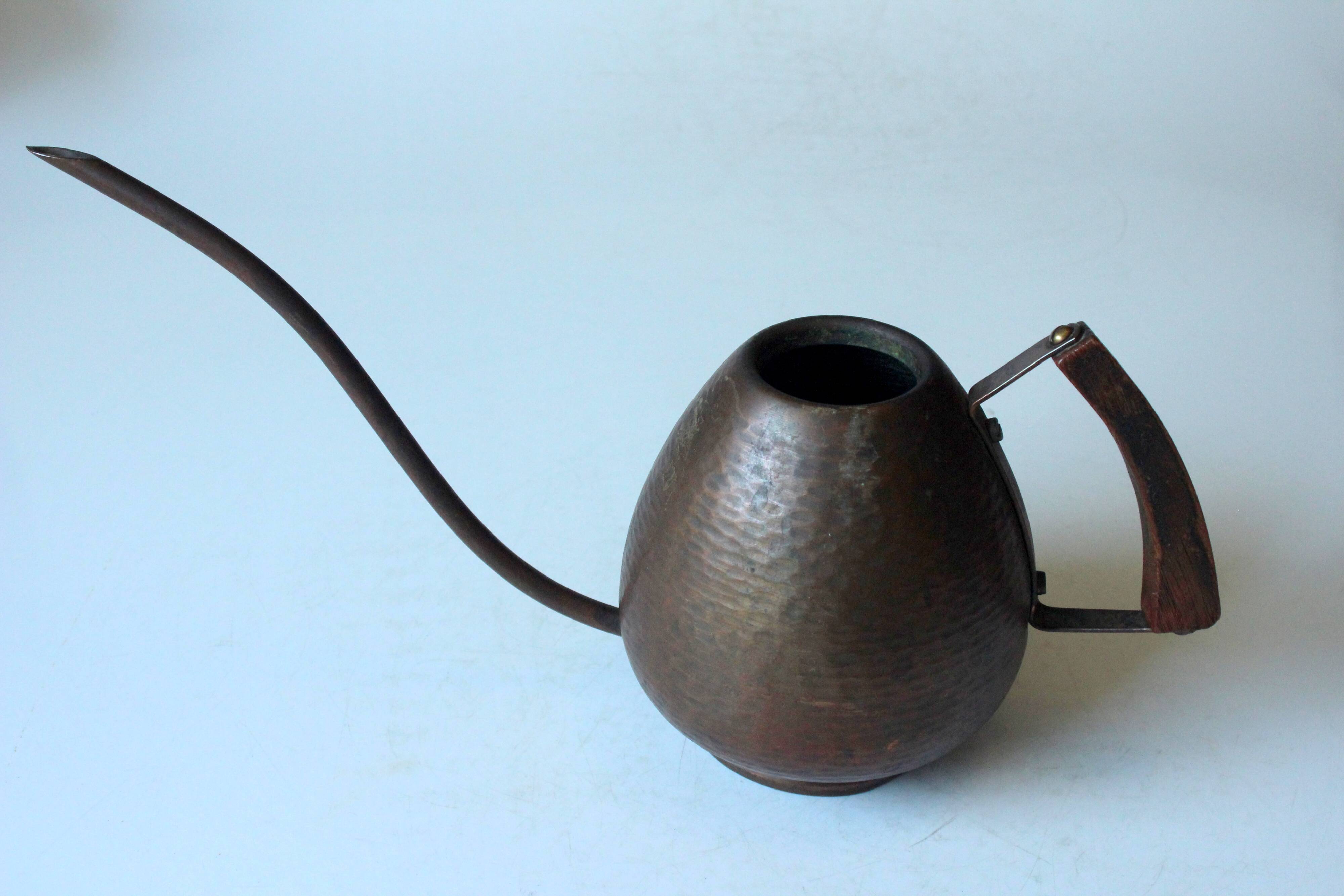 Old copper watering can with wooden handle, complete usuable, vintage from the 1960s