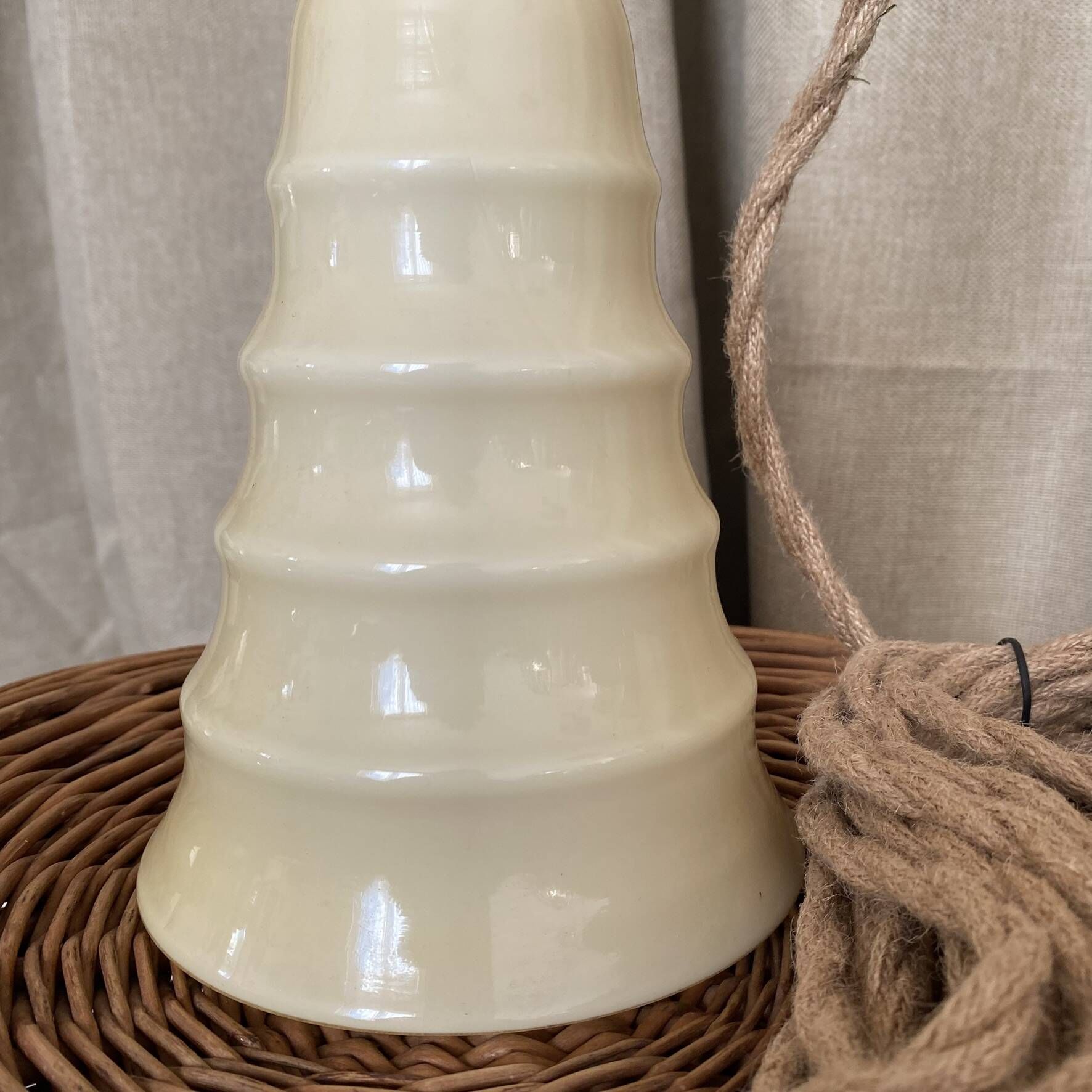 Baladeuse avec opaline conique couleur vanille