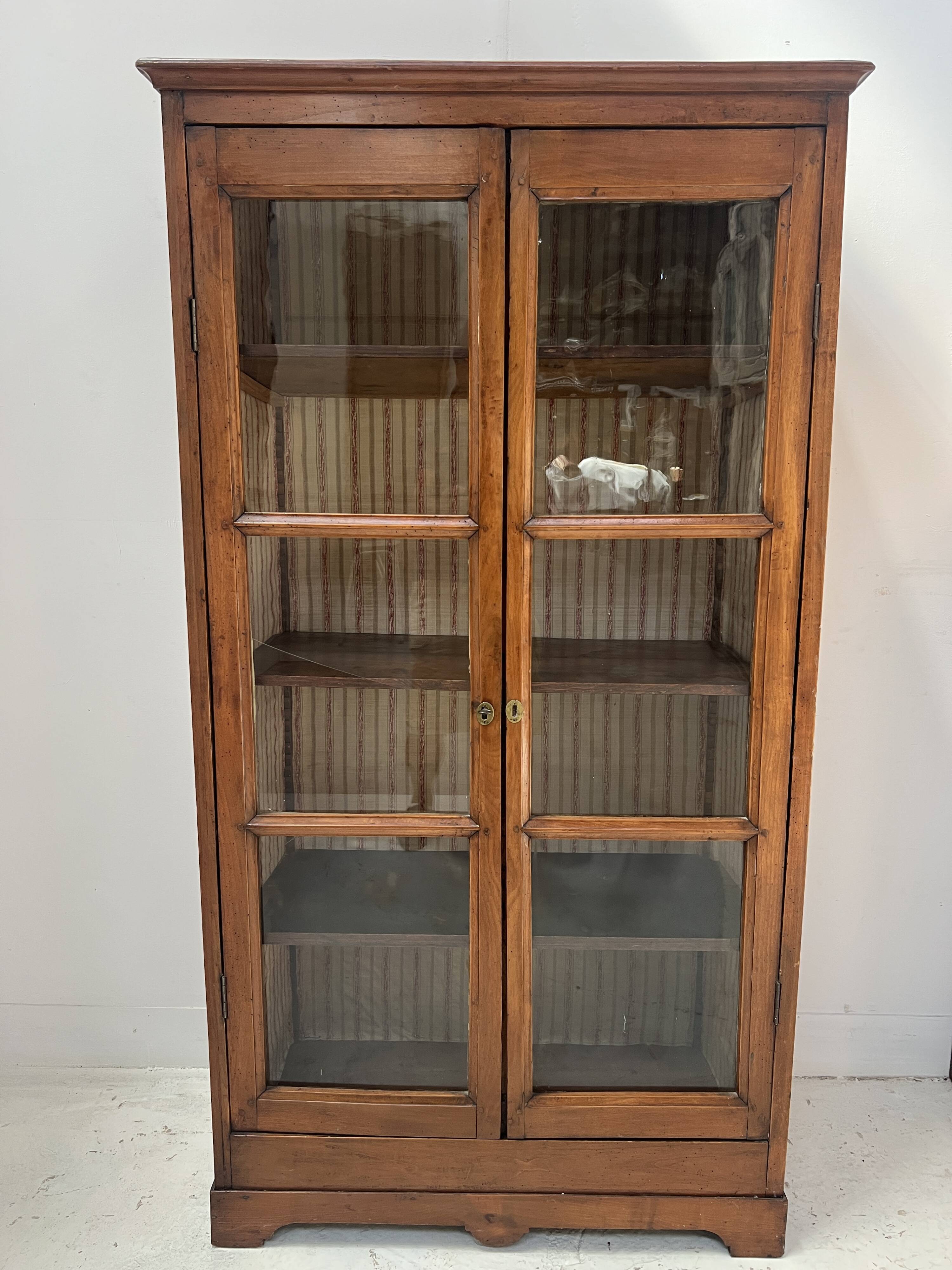 Pair of display cabinets in solid cherry wood from the 19th century.