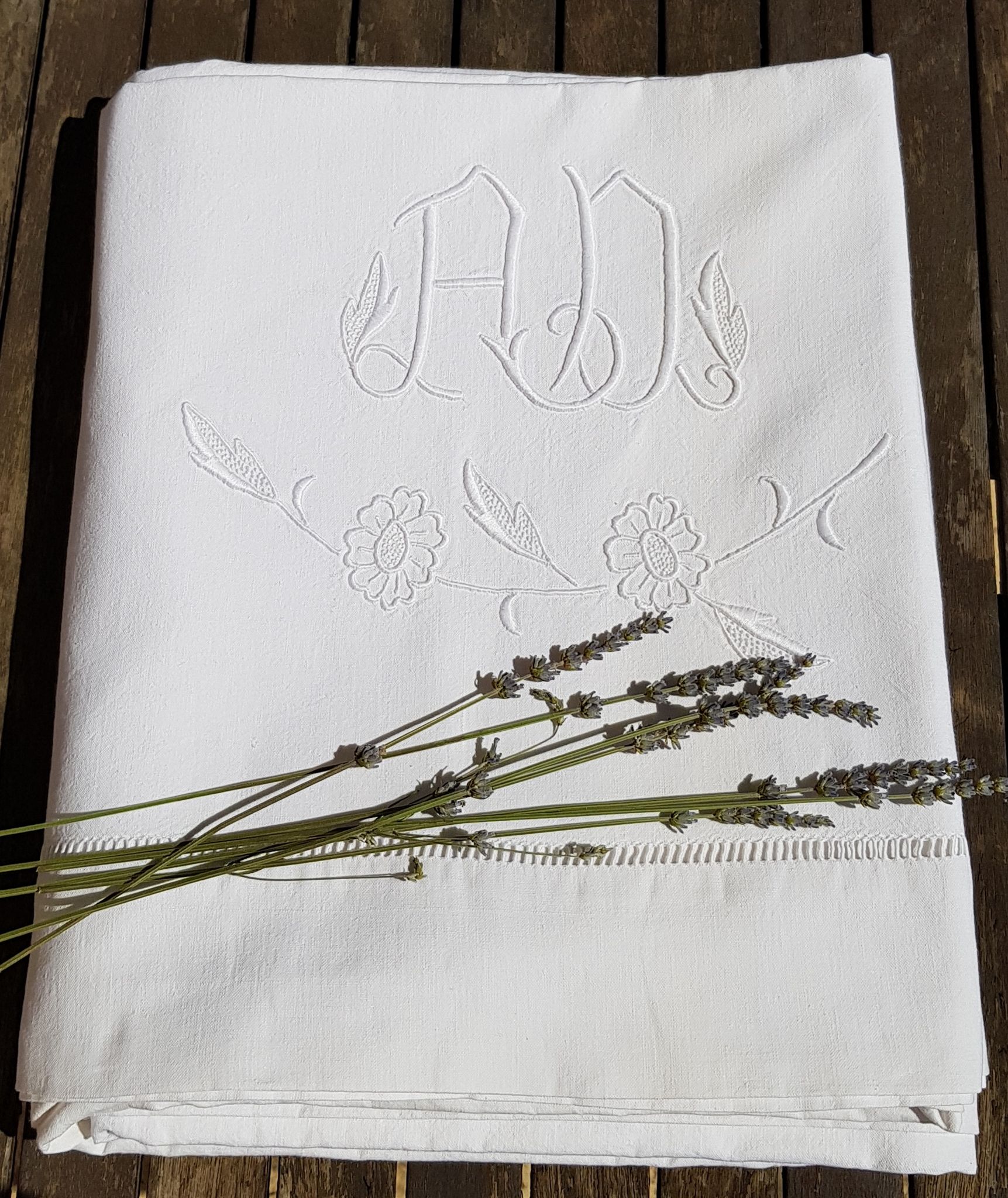 Drap monogramme AD brodé