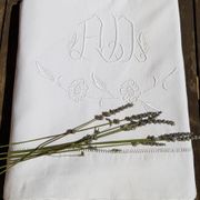 Drap monogramme AD brodé