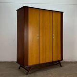 Vintage/mid-century kledingkast.