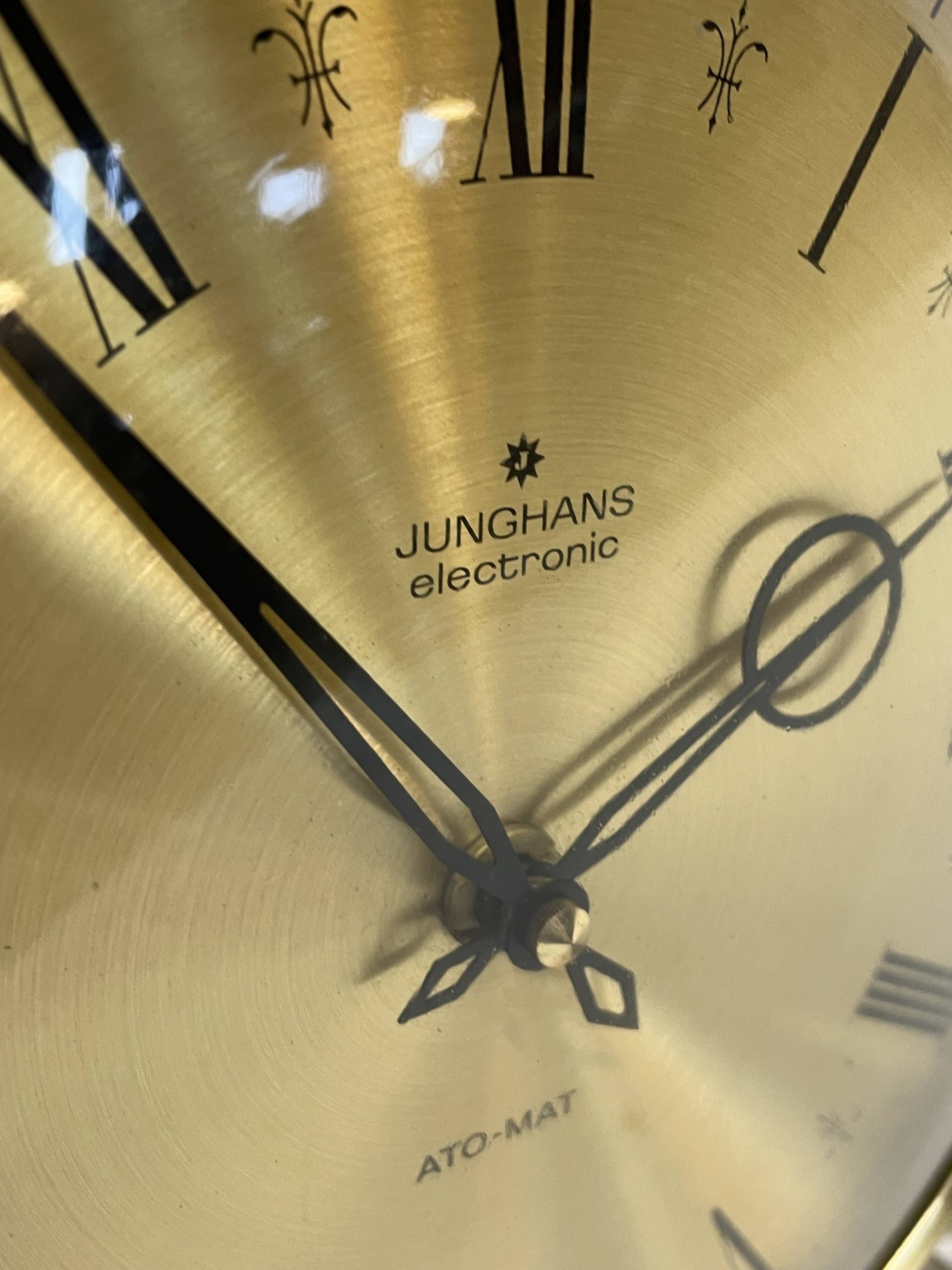 Horloge vintage sunburst de couleur dorée, design Junghans des années 1970