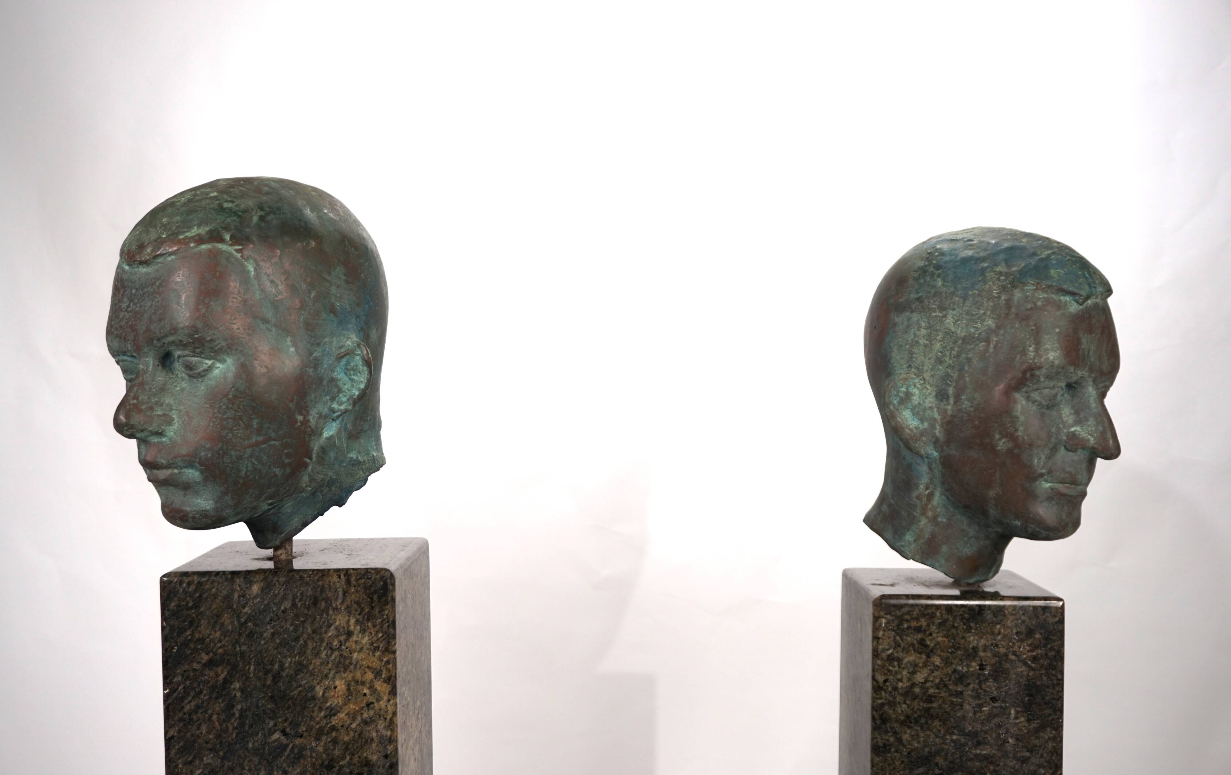 Ensemble de deux bustes en bronze sur stèles en granit par un élève de Georg Kolbe, 1925
