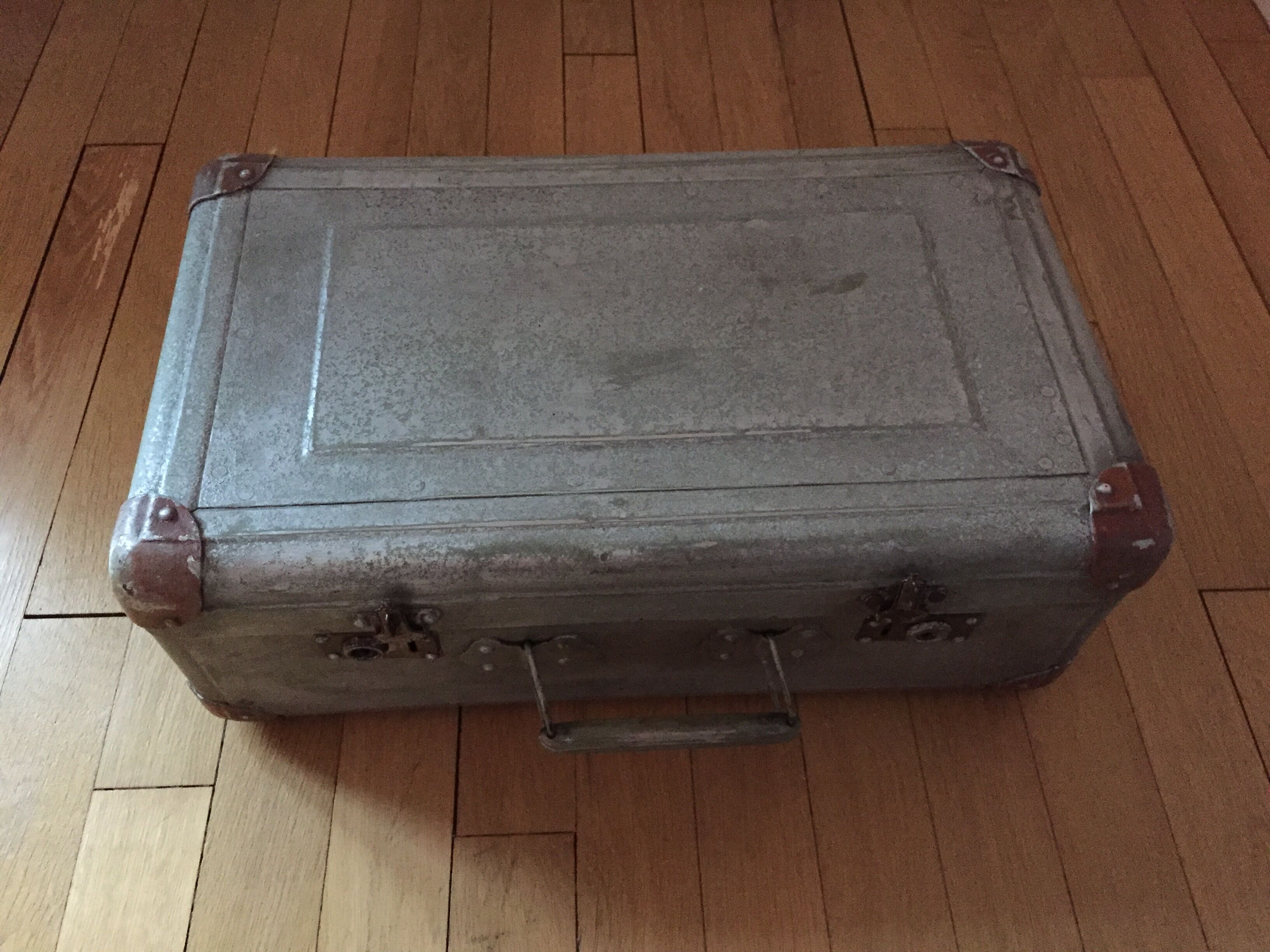 Valise en aluminium vintage