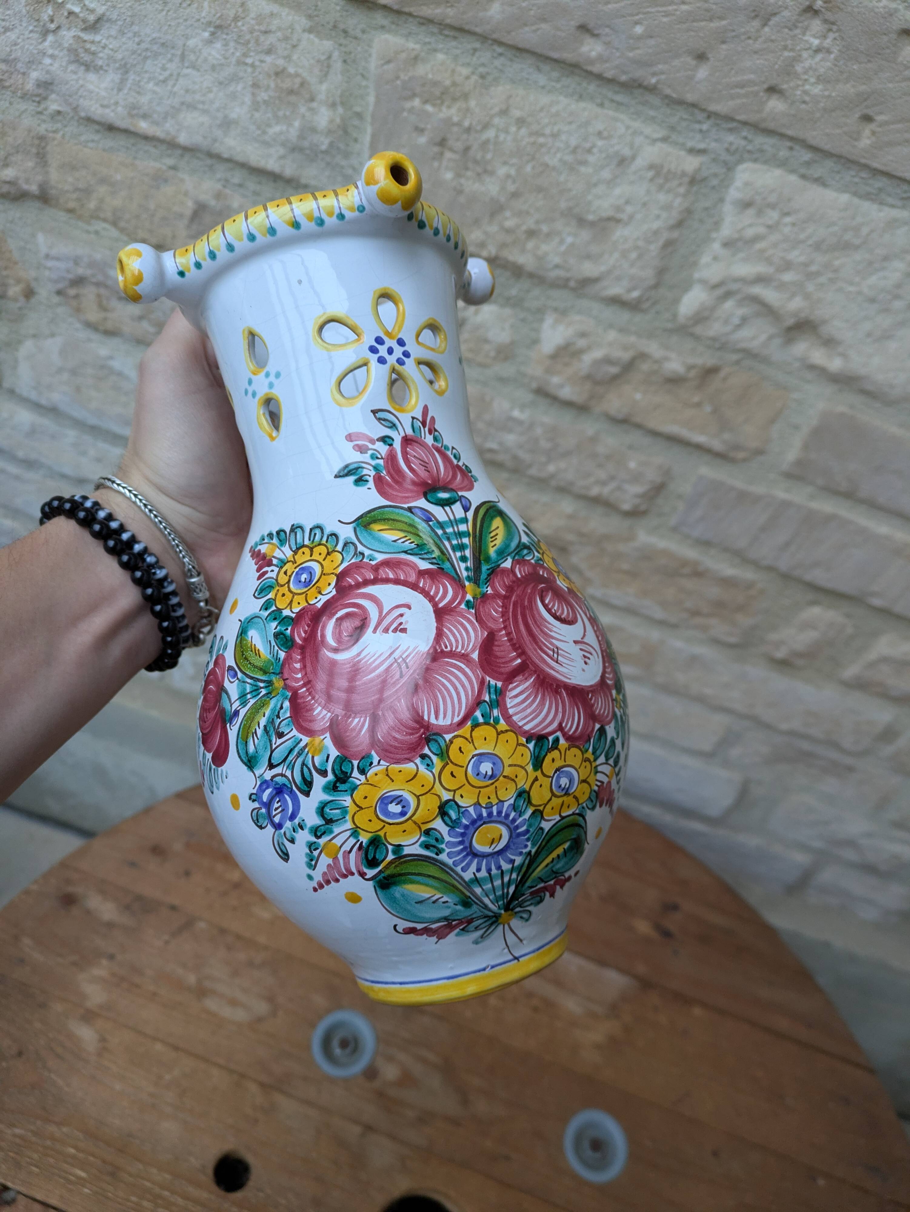 Ancien vase en terre cuite décor bouquet de fleur fait main
