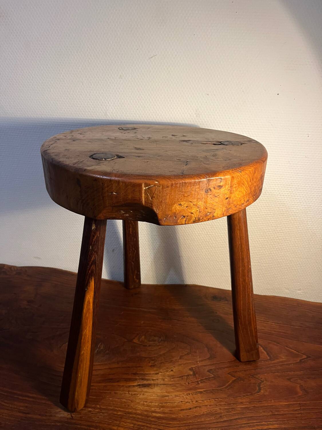 Tabouret tripode ancien fait main – Bois massif