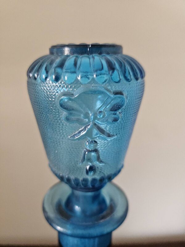 Carafe vintage en verre bleu moulé avec bouchon, décor en relief